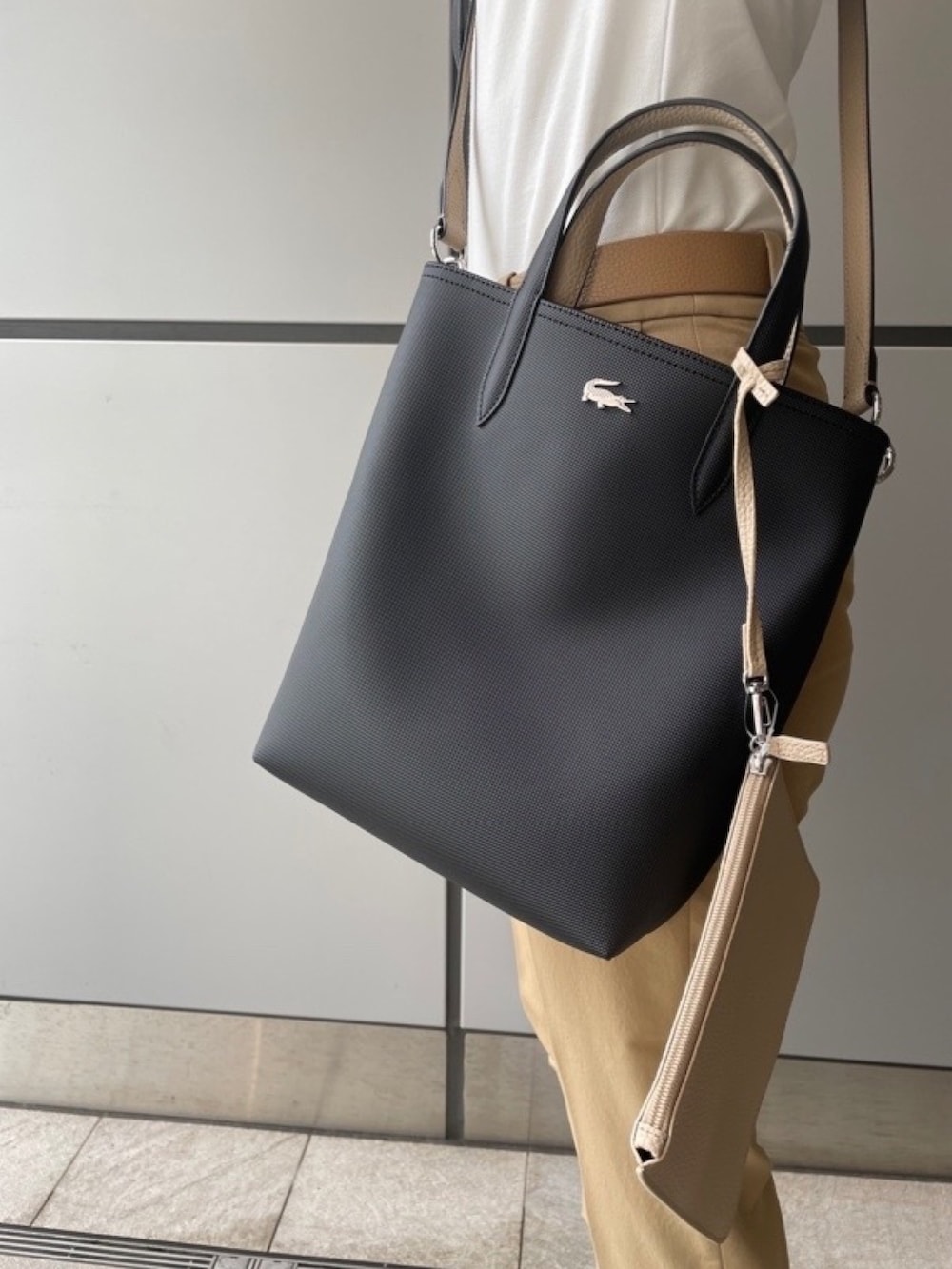 「ラコステ、LACOSTE、ポロシャツ、長袖ポロシャツ、春コーデ、シンプルコーデ、お洒落さんとつながりたい、ビジネスカジュアル」｜「LACOSTEのストレッチポロシャツ（長袖）（ポロシャツ、ホワイト系）」を使った、yutanさん（レディース・169cm）の春コーディネートの4枚目の写真