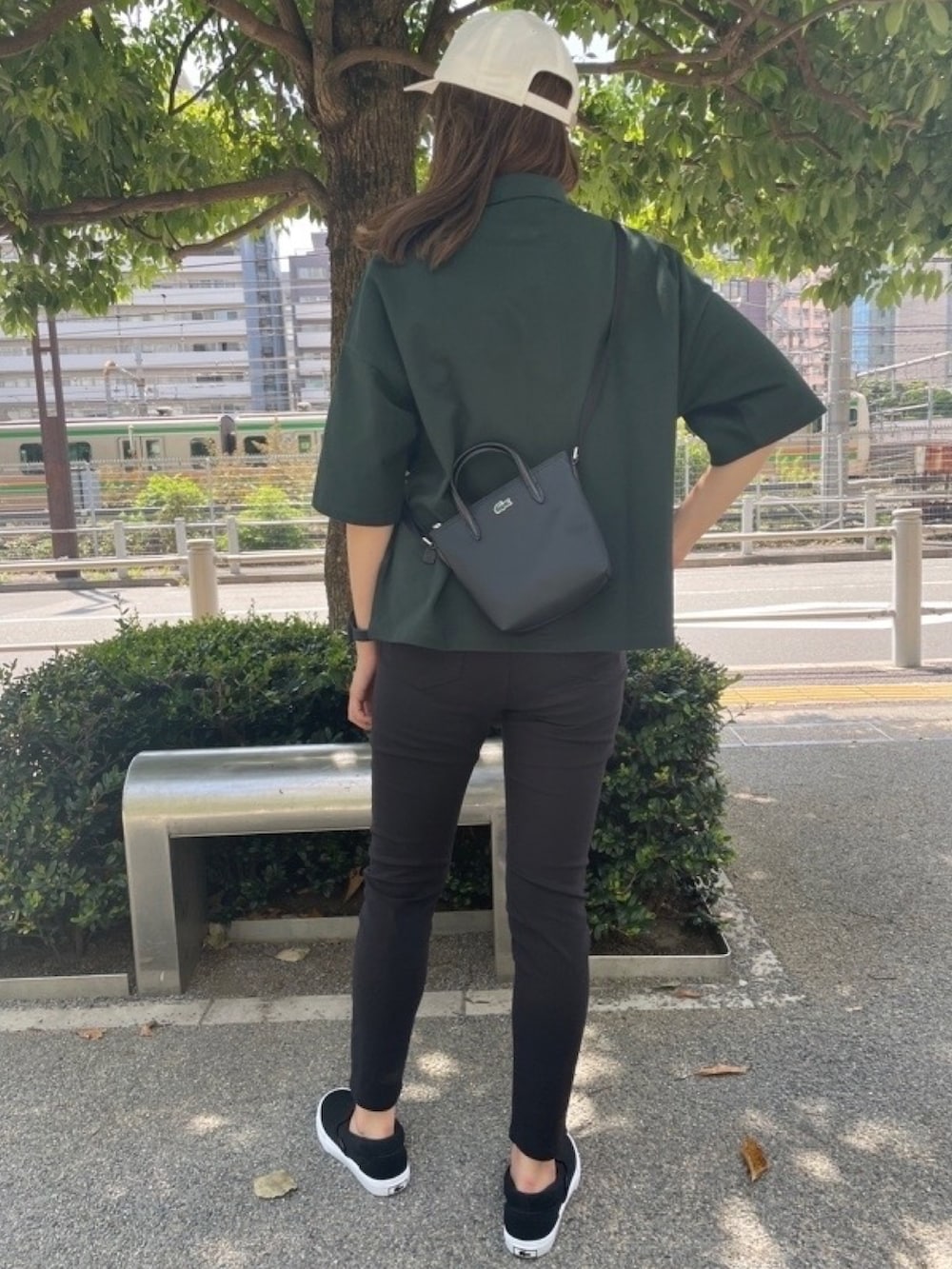 「ポロシャツ、ルーズフィット、LACOSTE、ラコステ、モスグリーン、スリッポン、ビッグシルエット、休日スタイル、春コーデ、カジュアル、シンプルコーデ、ボリューム袖、春夏コーデ」｜「LACOSTEのヘビーウェイトピケポロシャツ（ポロシャツ、グリーン系）」を使った、yutanさん（レディース・169cm）の春コーディネートの2枚目の写真
