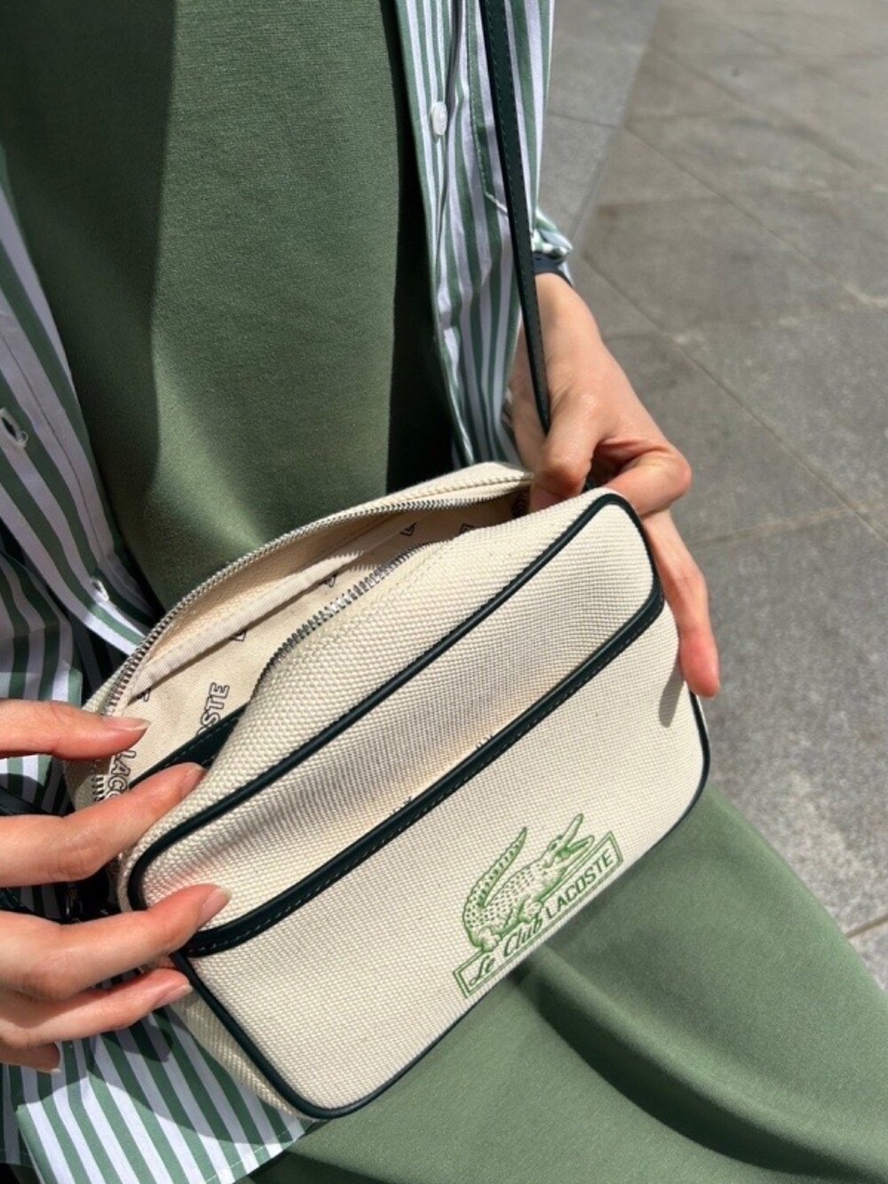 グリーン系のシャツ/ブラウス、グリーン系のワンピース、グレー系のスニーカーを着用したレディースの春コーディネートの6枚目の写真