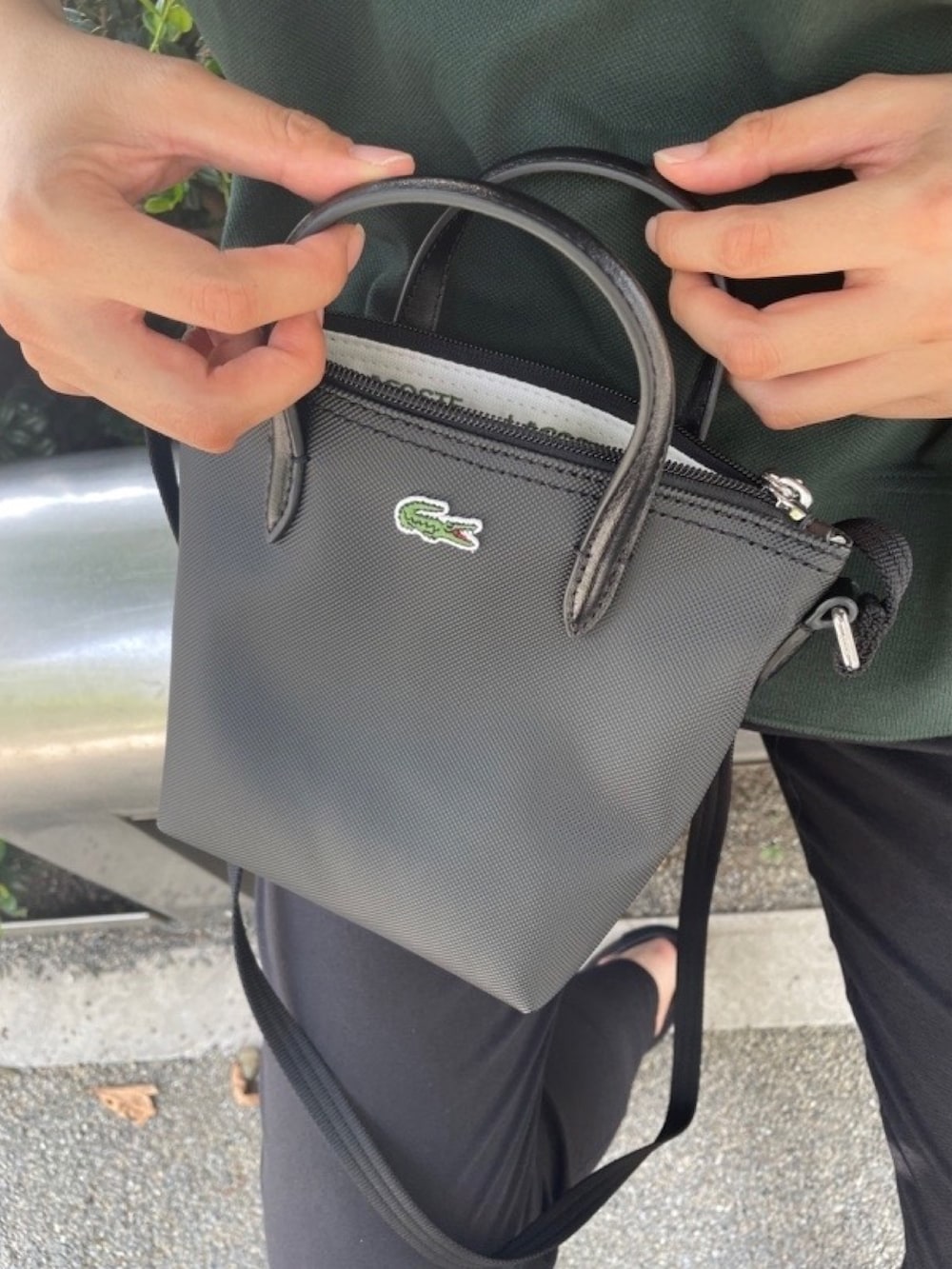 「ポロシャツ、ルーズフィット、LACOSTE、ラコステ、モスグリーン、スリッポン、ビッグシルエット、休日スタイル、春コーデ、カジュアル、シンプルコーデ、ボリューム袖、春夏コーデ」｜「LACOSTEのヘビーウェイトピケポロシャツ（ポロシャツ、グリーン系）」を使った、yutanさん（レディース・169cm）の春コーディネートの6枚目の写真