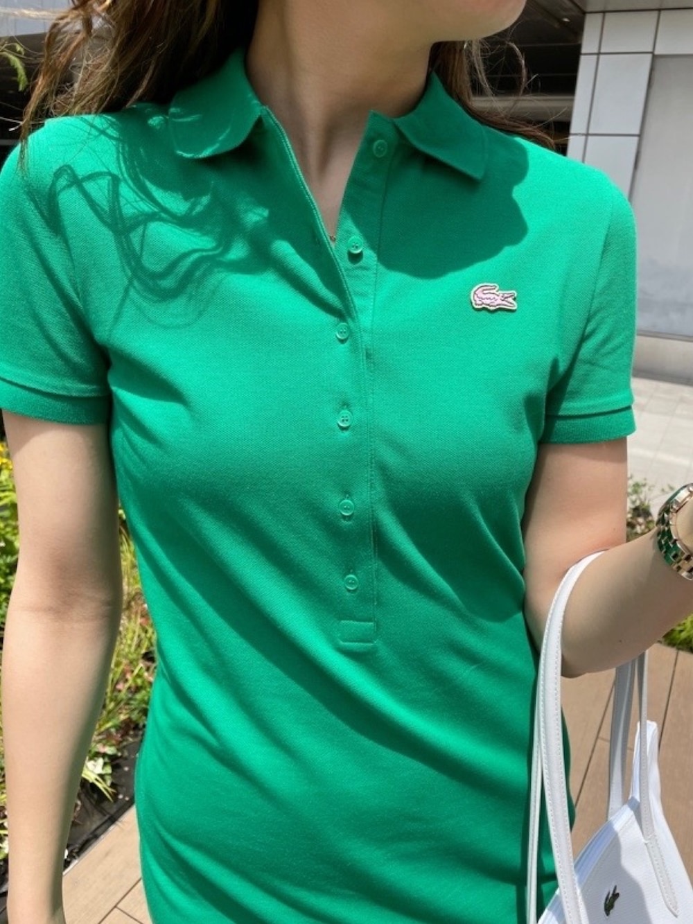 「ワンピース、ポロワンピ、春コーデ、白スニーカー、韓国ファッション、グリーンワンピース、LACOSTE、ラコステ、シンプルコーデ」｜「LACOSTEのアイテム（ワンピース、グリーン系）」を使った、yutanさん（レディース・169cm）の春コーディネートの3枚目の写真