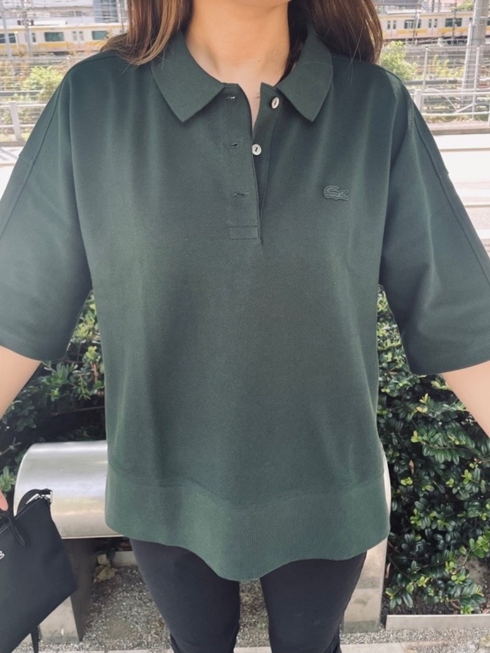 「ポロシャツ、ルーズフィット、LACOSTE、ラコステ、モスグリーン、スリッポン、ビッグシルエット、休日スタイル、春コーデ、カジュアル、シンプルコーデ、ボリューム袖、春夏コーデ」｜「LACOSTEのヘビーウェイトピケポロシャツ（ポロシャツ、グリーン系）」を使った、yutanさん（レディース・169cm）の春コーディネートの3枚目の写真