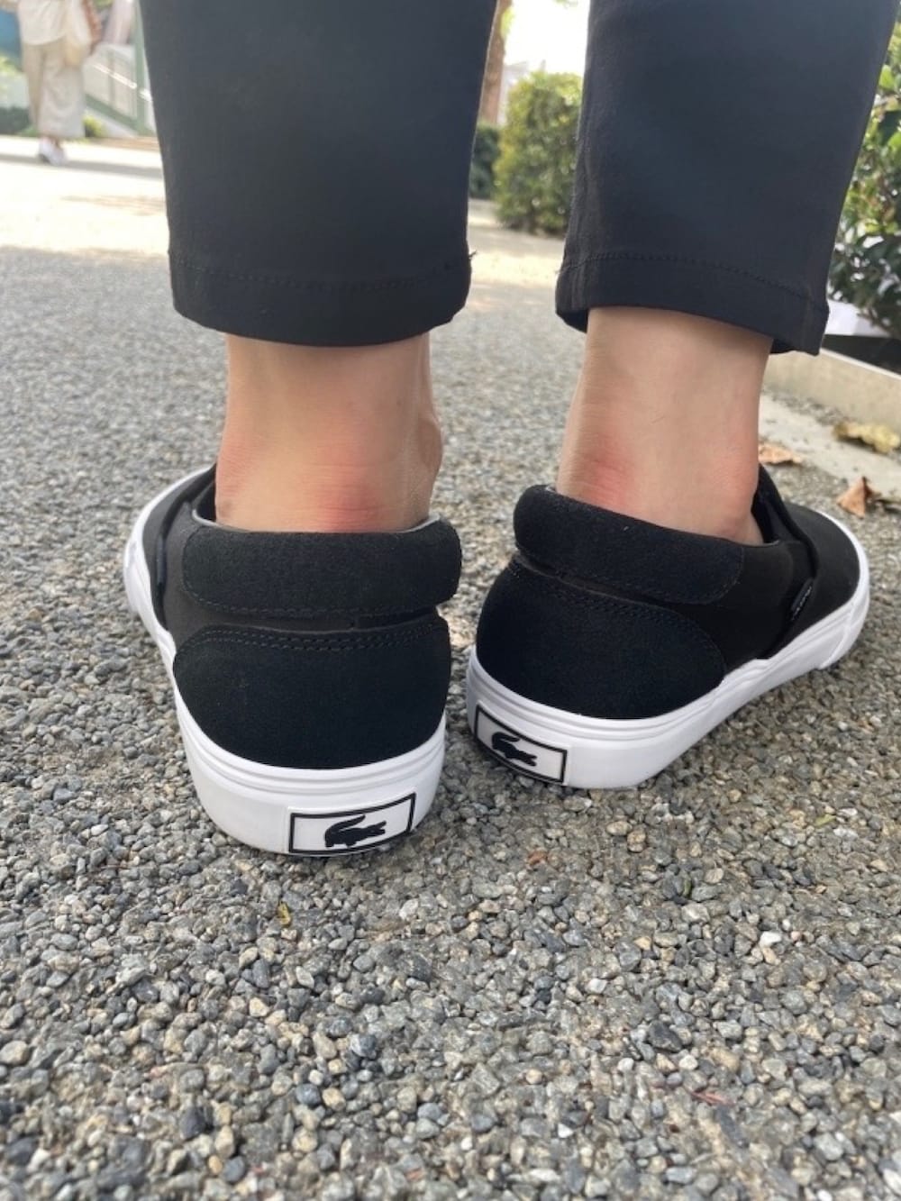 「ポロシャツ、ルーズフィット、LACOSTE、ラコステ、モスグリーン、スリッポン、ビッグシルエット、休日スタイル、春コーデ、カジュアル、シンプルコーデ、ボリューム袖、春夏コーデ」｜「LACOSTEのヘビーウェイトピケポロシャツ（ポロシャツ、グリーン系）」を使った、yutanさん（レディース・169cm）の春コーディネートの5枚目の写真
