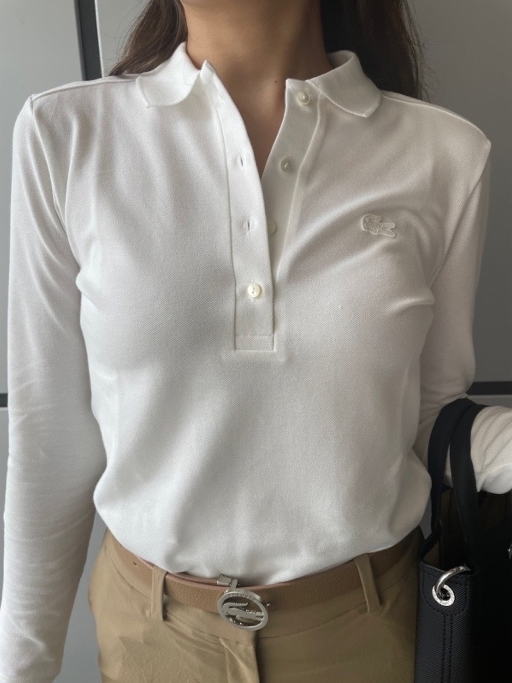 「ラコステ、LACOSTE、ポロシャツ、長袖ポロシャツ、春コーデ、シンプルコーデ、お洒落さんとつながりたい、ビジネスカジュアル」｜「LACOSTEのストレッチポロシャツ（長袖）（ポロシャツ、ホワイト系）」を使った、yutanさん（レディース・169cm）の春コーディネートの3枚目の写真