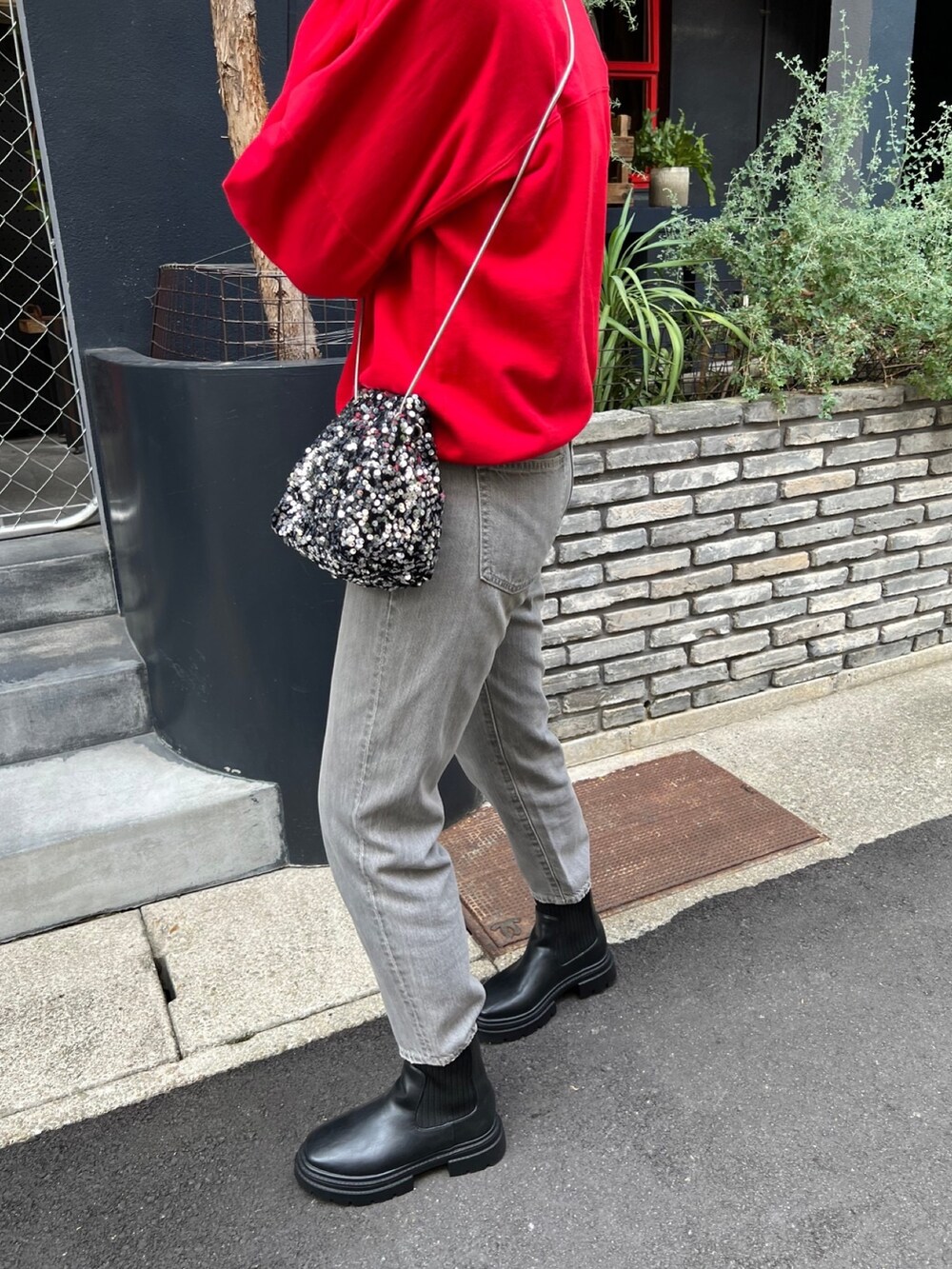 ブラック系のブーツを着用したレディースの秋コーディネートの4枚目の写真