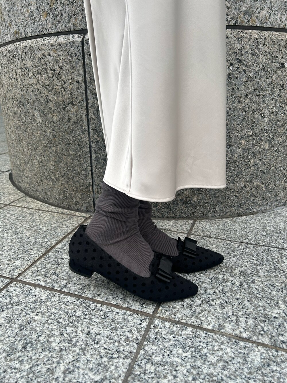 シルバー系のパンプスを着用したレディースの秋コーディネートの2枚目の写真