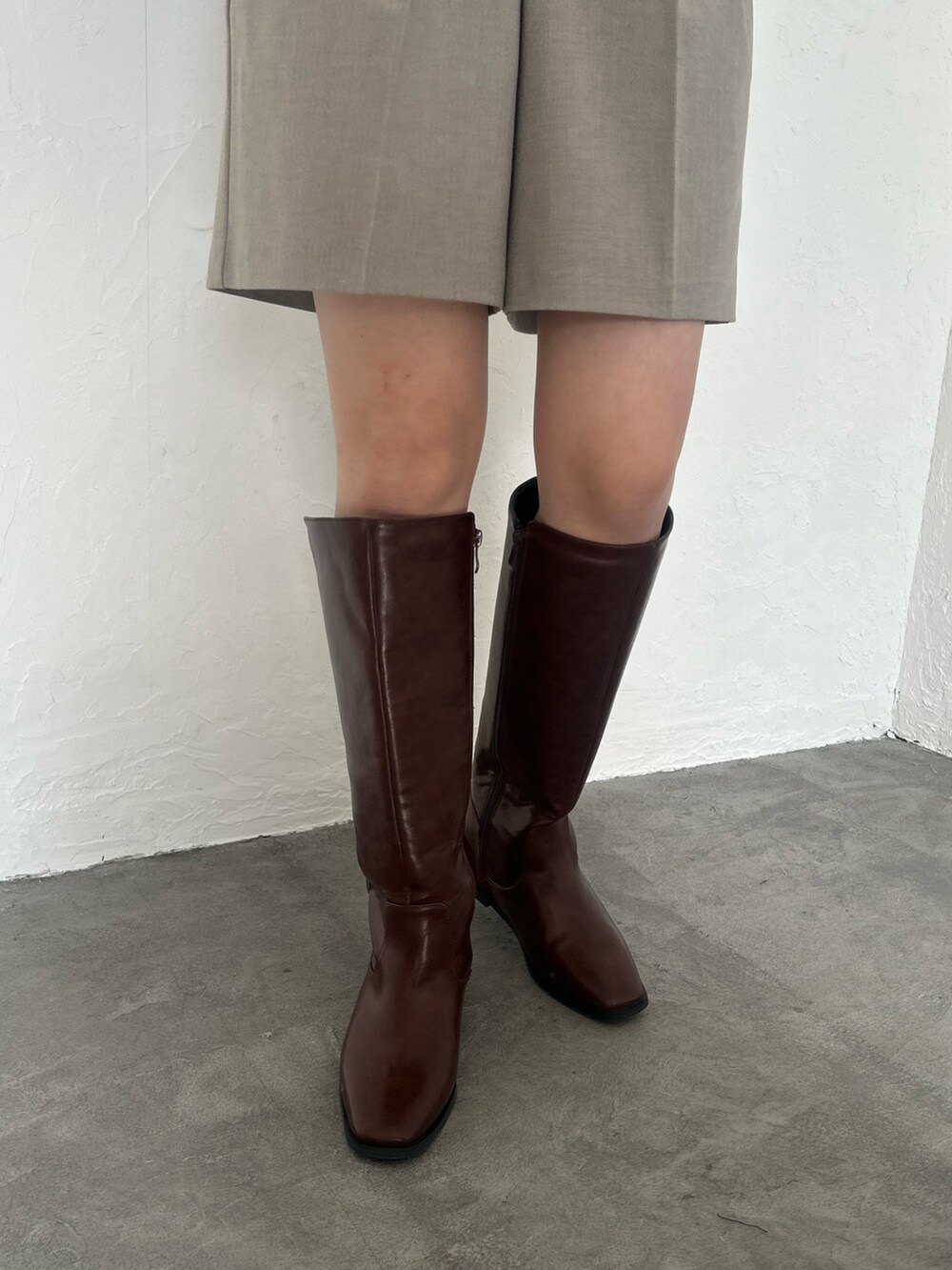 「プチプラ、ロングブーツ、ロングブーツコーデ、ショートパンツ、ふわふわニット、ダークトーンコーデ、ブーツ、ブーツスタイル」｜「SESTOの3cmインヒール入り！ストレートロングブーツ（ブーツ、ブラウン系）」を使った、靴屋の人さん（レディース・158cm）の冬コーディネートの3枚目の写真