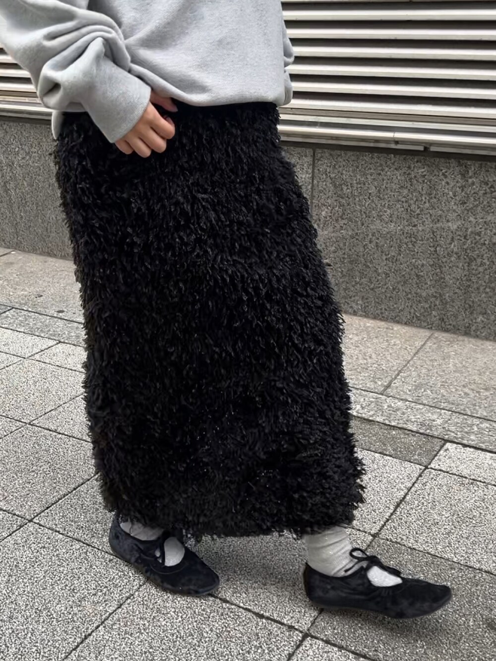 ブラック系のパンプスを着用したレディースの秋コーディネートの4枚目の写真