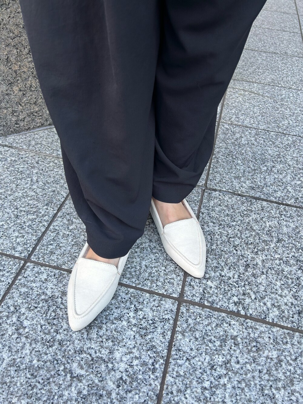 ホワイト系のパンプスを着用したレディースの秋コーディネートの2枚目の写真
