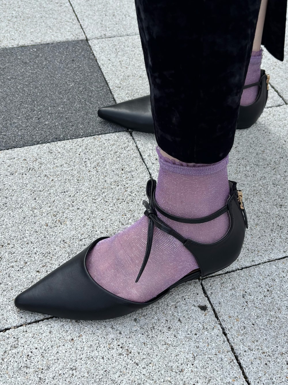 ブラック系のパンプスを着用したレディースの秋コーディネートの2枚目の写真