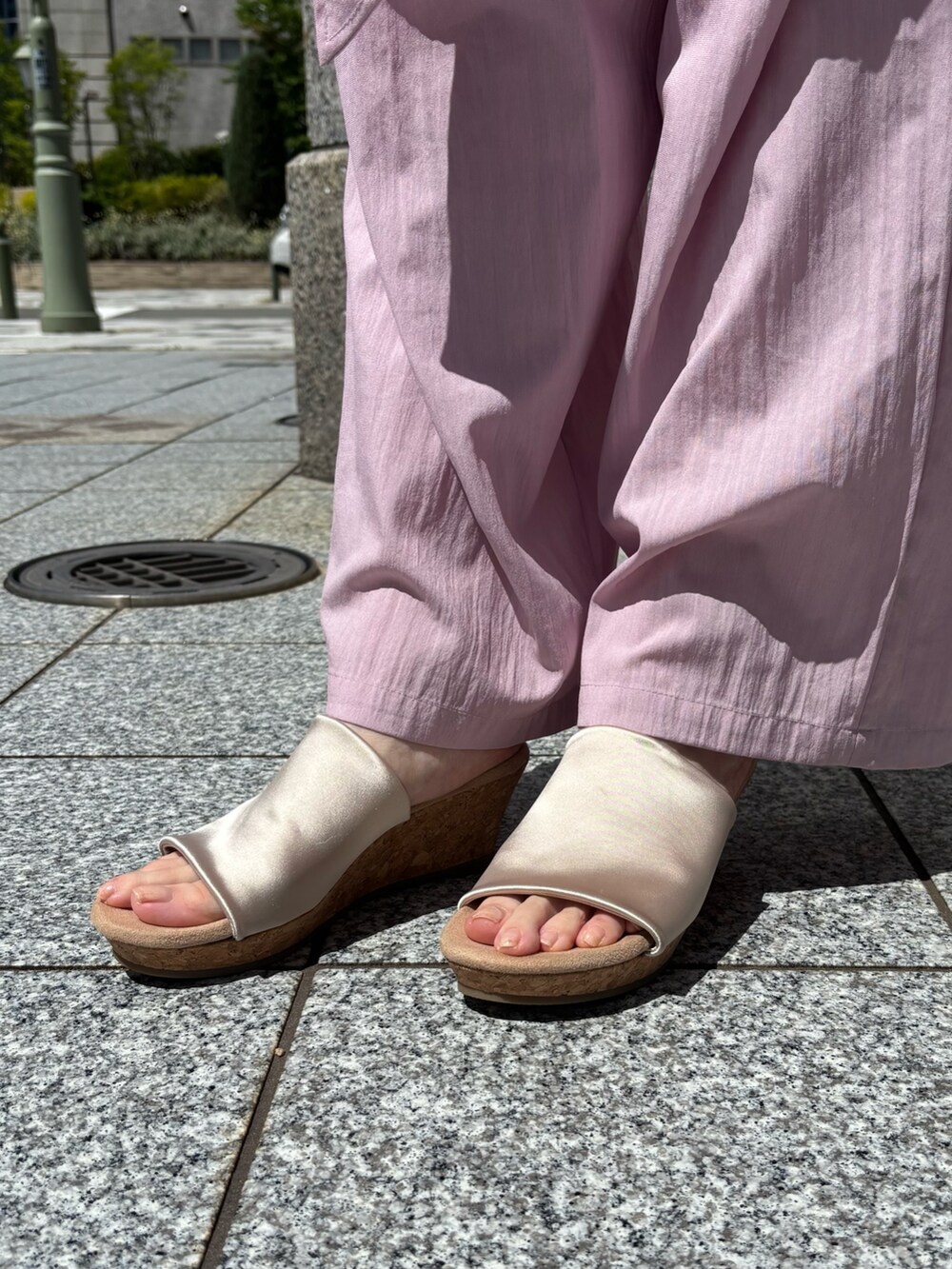 ホワイト系のサンダルを着用したレディースの夏コーディネートの2枚目の写真
