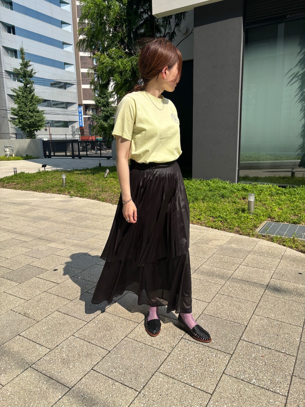 「グルカサンダル、サンダルに靴下、ママコーデ、ママファッション、Tシャツ、靴下コーデ」｜「SESTOの柔らか編み込みメッシュのグルカサンダル　/ｒ（サンダル、ブラック系）」を使った、靴屋の人さん（レディース・163cm）の夏コーディネートの3枚目の写真