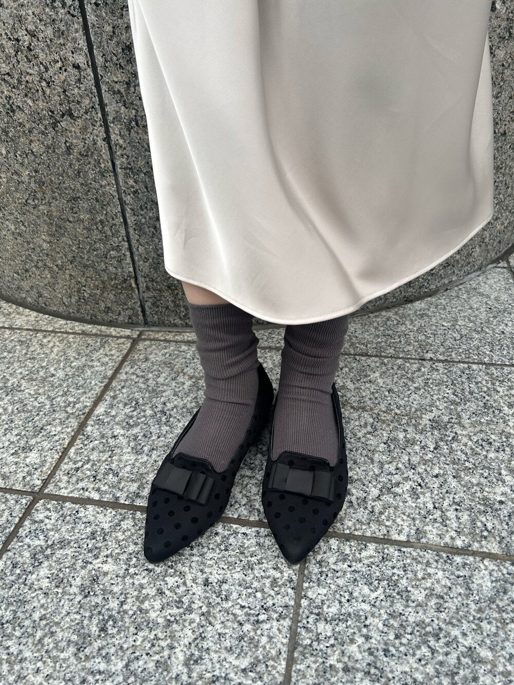 シルバー系のパンプスを着用したレディースの秋コーディネートの4枚目の写真