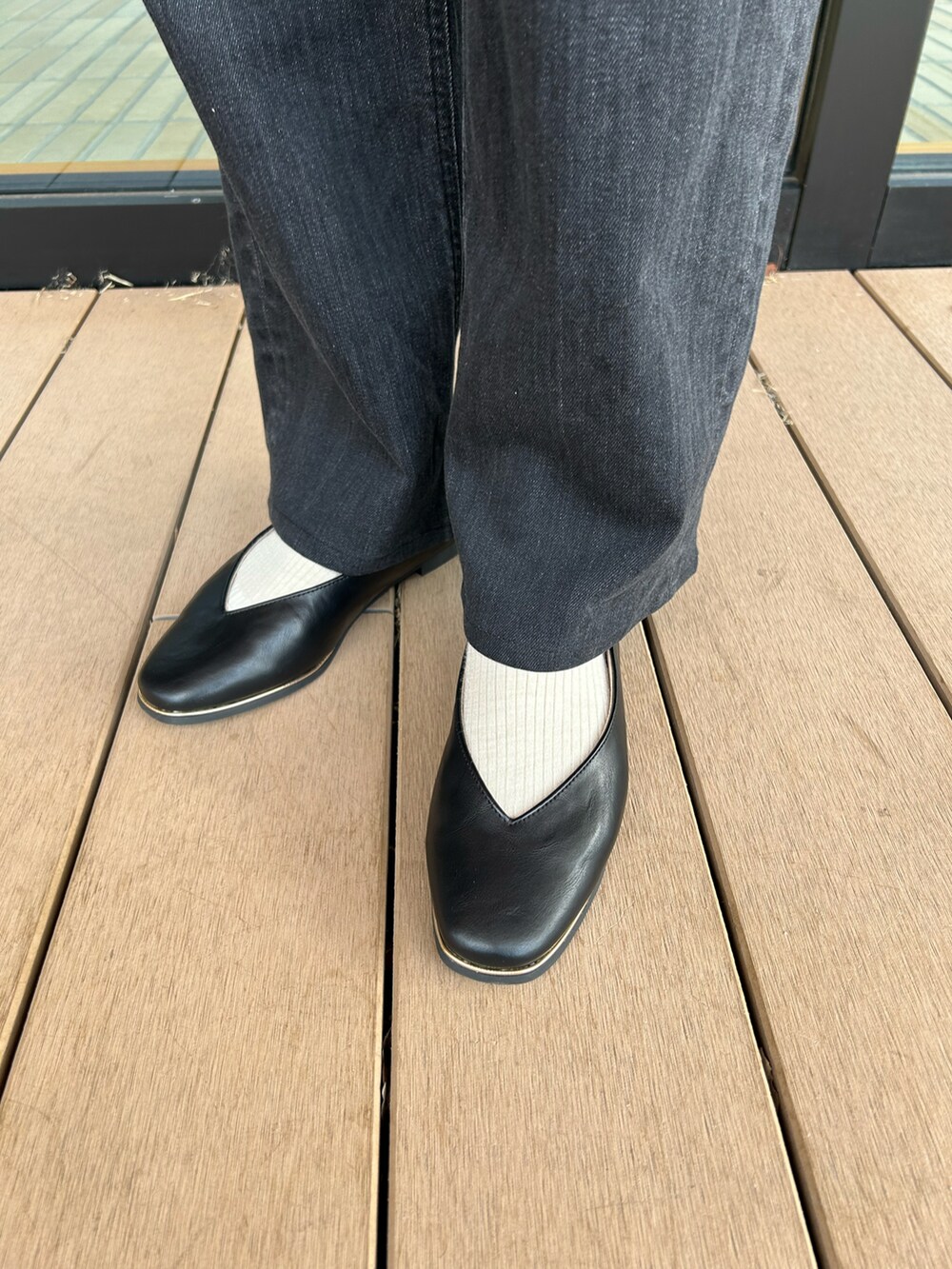 「プチプラ、パンプス、SESTO、sestoコーデ、プチプラコーデ、ペタンコ靴」｜「SESTOのゴールドピーススクエアトゥフラットパンプス（パンプス、ブラック系）」を使った、靴屋の人さん（レディース・158cm）の春コーディネートの4枚目の写真
