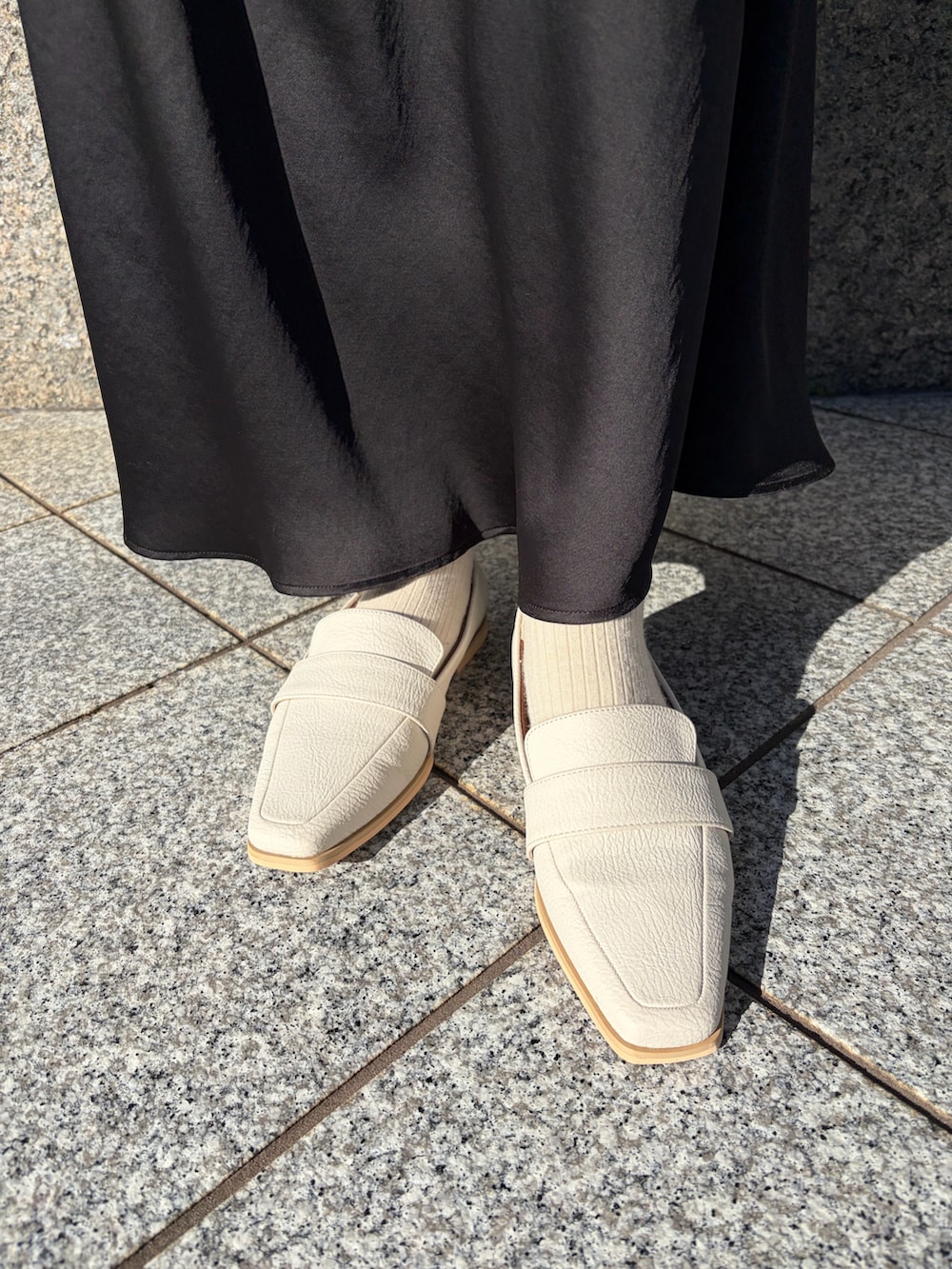 ホワイト系のローファーを着用したレディースの冬コーディネートの3枚目の写真