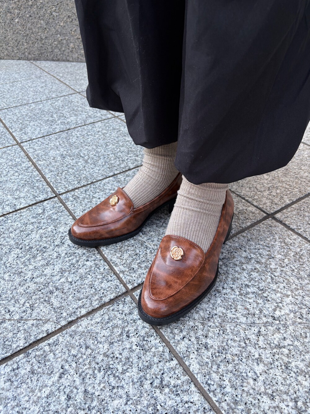 ブラウン系のローファーを着用したレディースの冬コーディネートの4枚目の写真