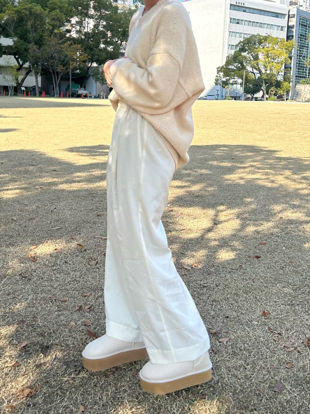 「淡色コーデ、淡色女子、大人カジュアル、SESTO、ワントーンコーデ、ワントーン、ムートンブーツ、ムートン、足元くら部、秋コーデ、秋冬コーデ、イエベ秋」｜「SESTOの軽量厚底ムートンブーツ（ブーツ、ホワイト系）」を使った、靴屋の人さん（レディース・158cm）の秋コーディネートの2枚目の写真