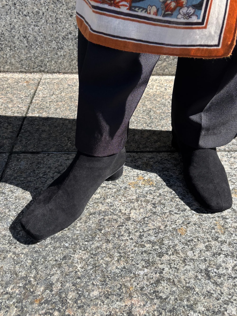 ブラック系のブーツを着用したレディースの秋コーディネートの2枚目の写真