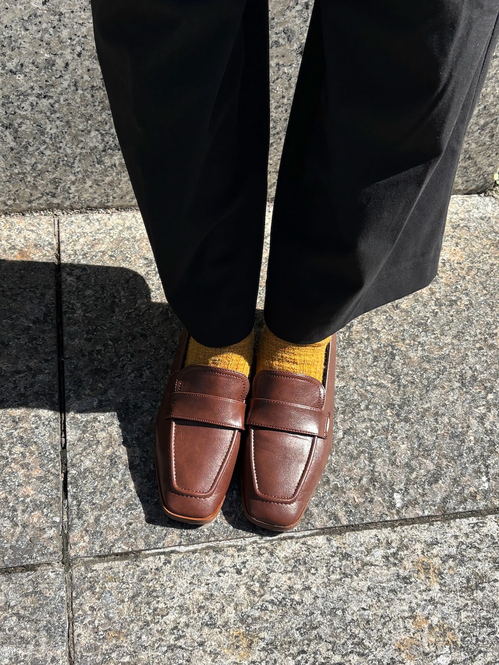 ブラウン系のローファーを着用したレディースの秋コーディネートの3枚目の写真