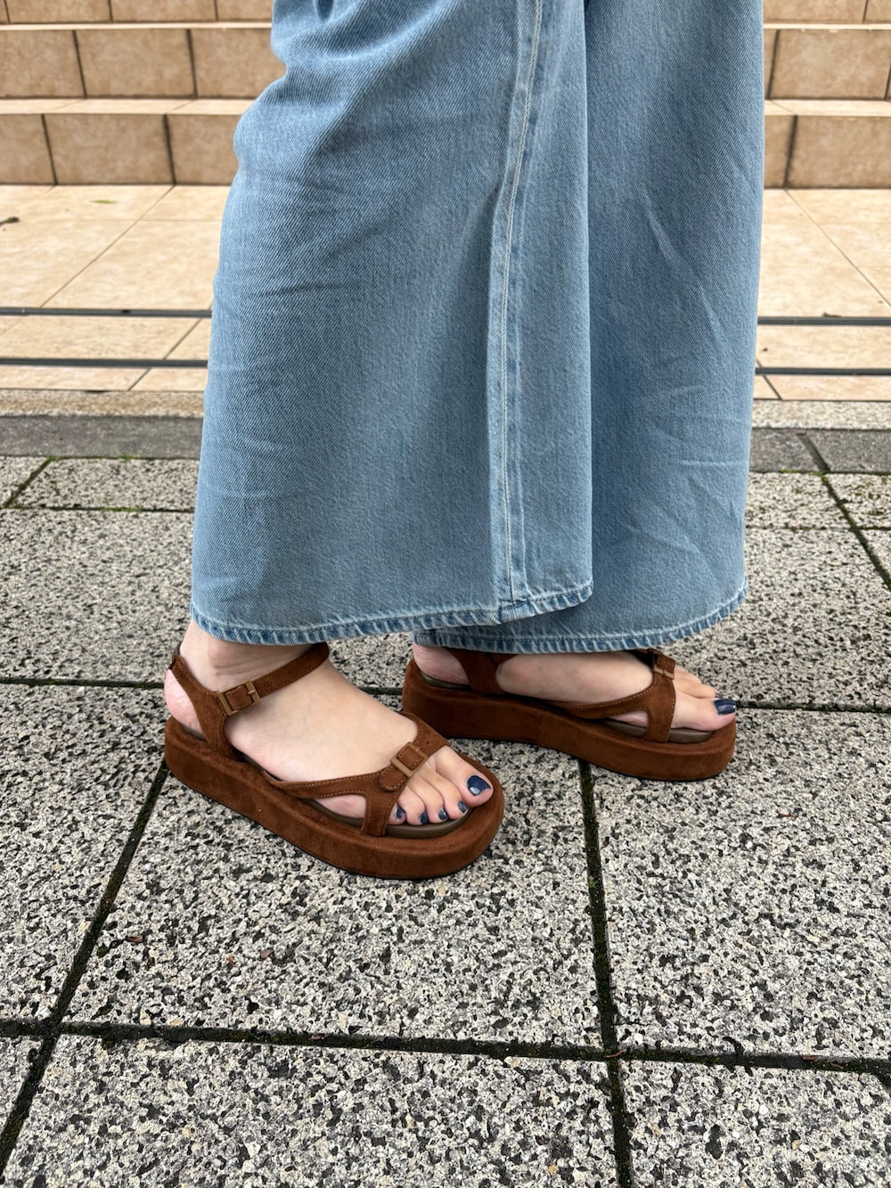 「サンダル、サンダルコーデ、厚底サンダル、プチプラコーデ、セスト(SESTO)」｜「SESTOの厚底バックルサンダル（サンダル、ブラウン系）」を使った、靴屋の人さん（レディース・160cm）の春コーディネートの4枚目の写真