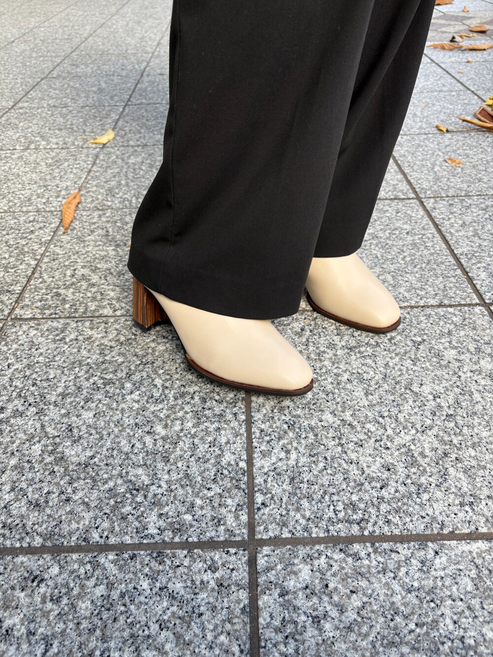 ホワイト系のブーツを着用したレディースの冬コーディネートの2枚目の写真