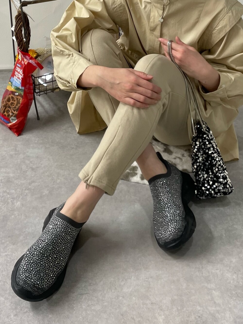 シルバー系のスニーカーを着用したレディースの冬コーディネートの3枚目の写真