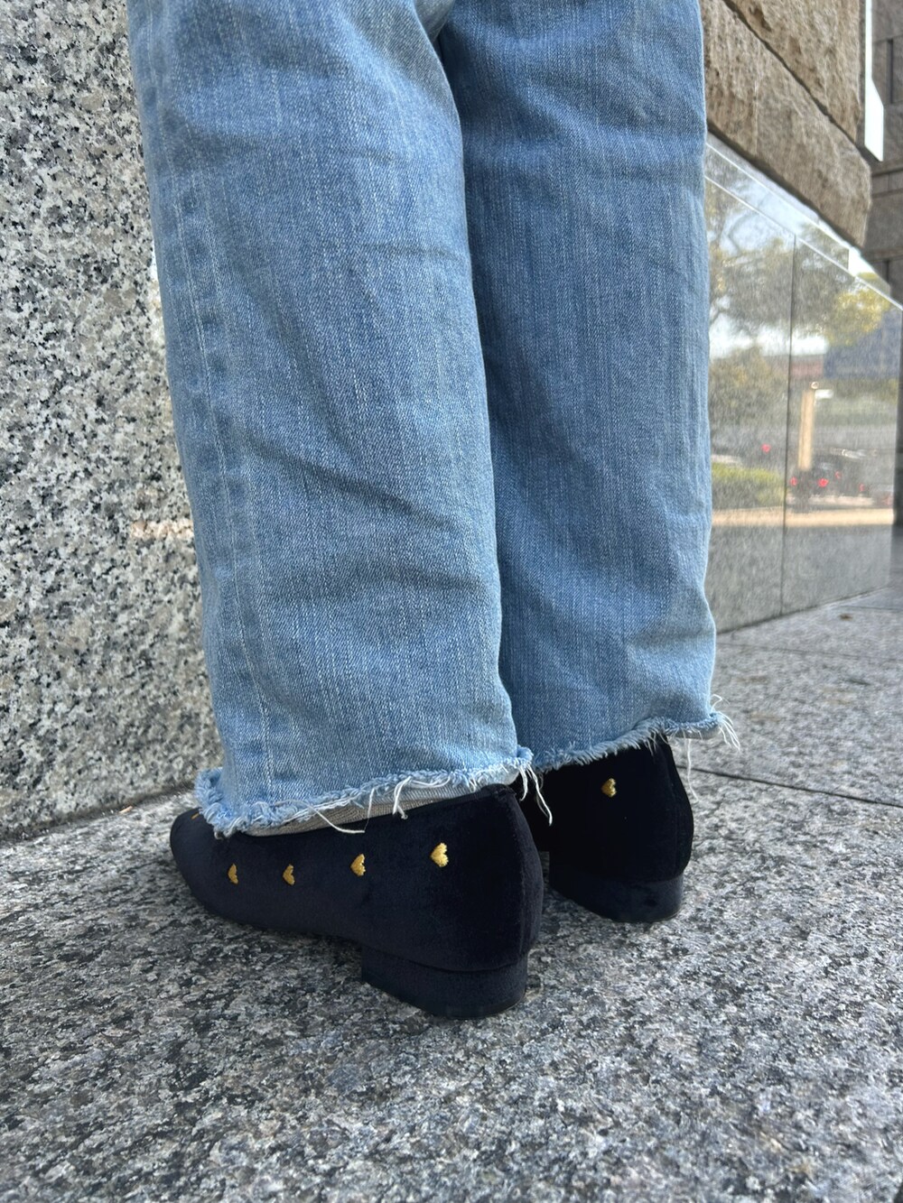 ブラック系のローファーを着用したレディースの秋コーディネートの3枚目の写真