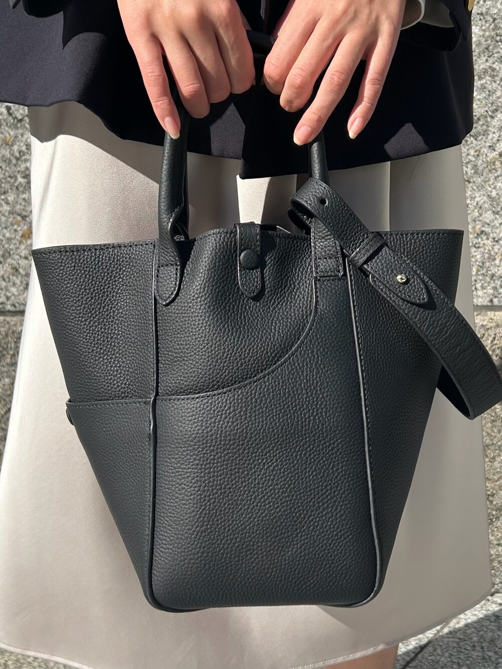 シルバー系のパンプスを着用したレディースの秋コーディネートの3枚目の写真