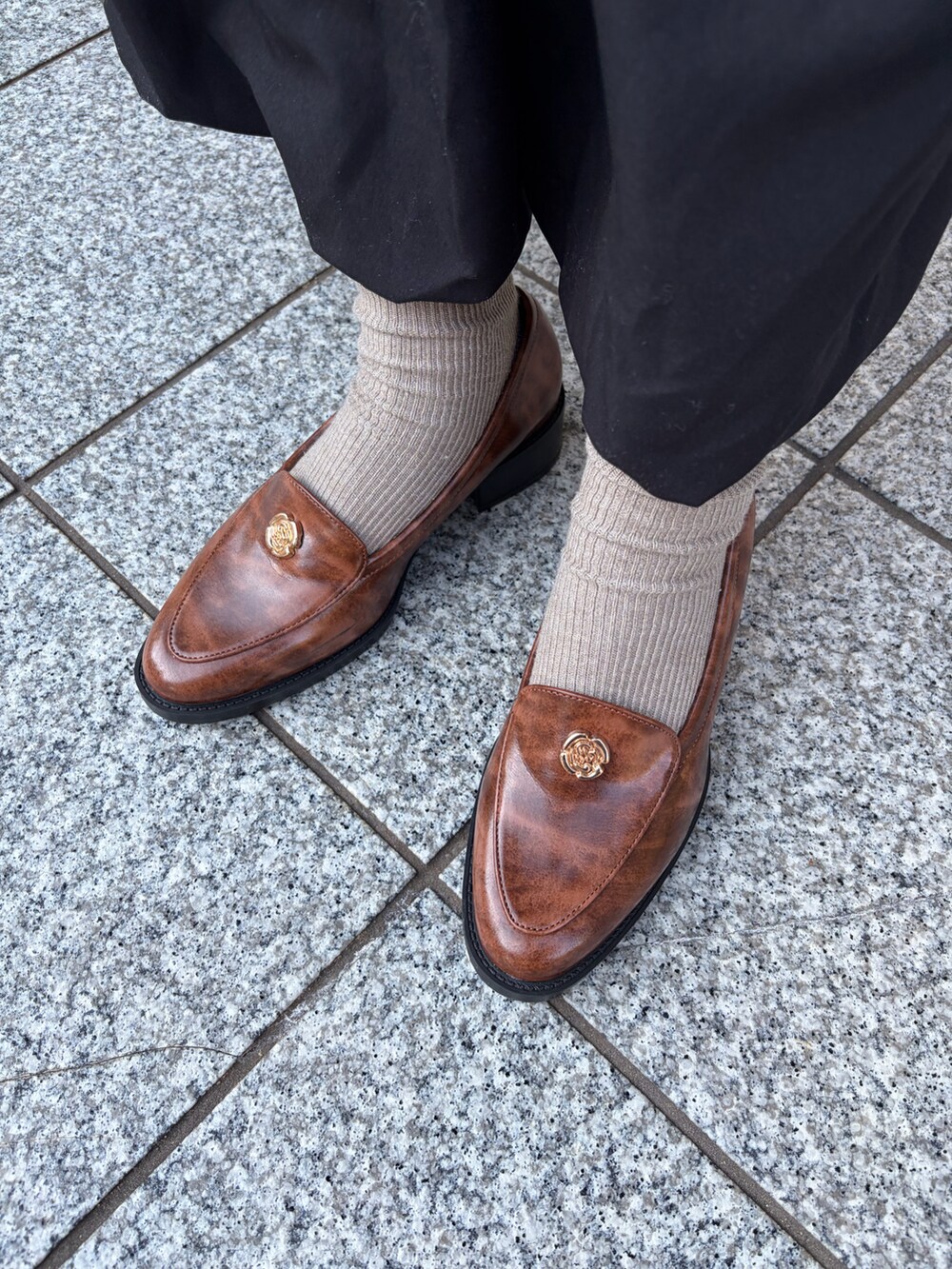 ブラウン系のローファーを着用したレディースの冬コーディネートの3枚目の写真