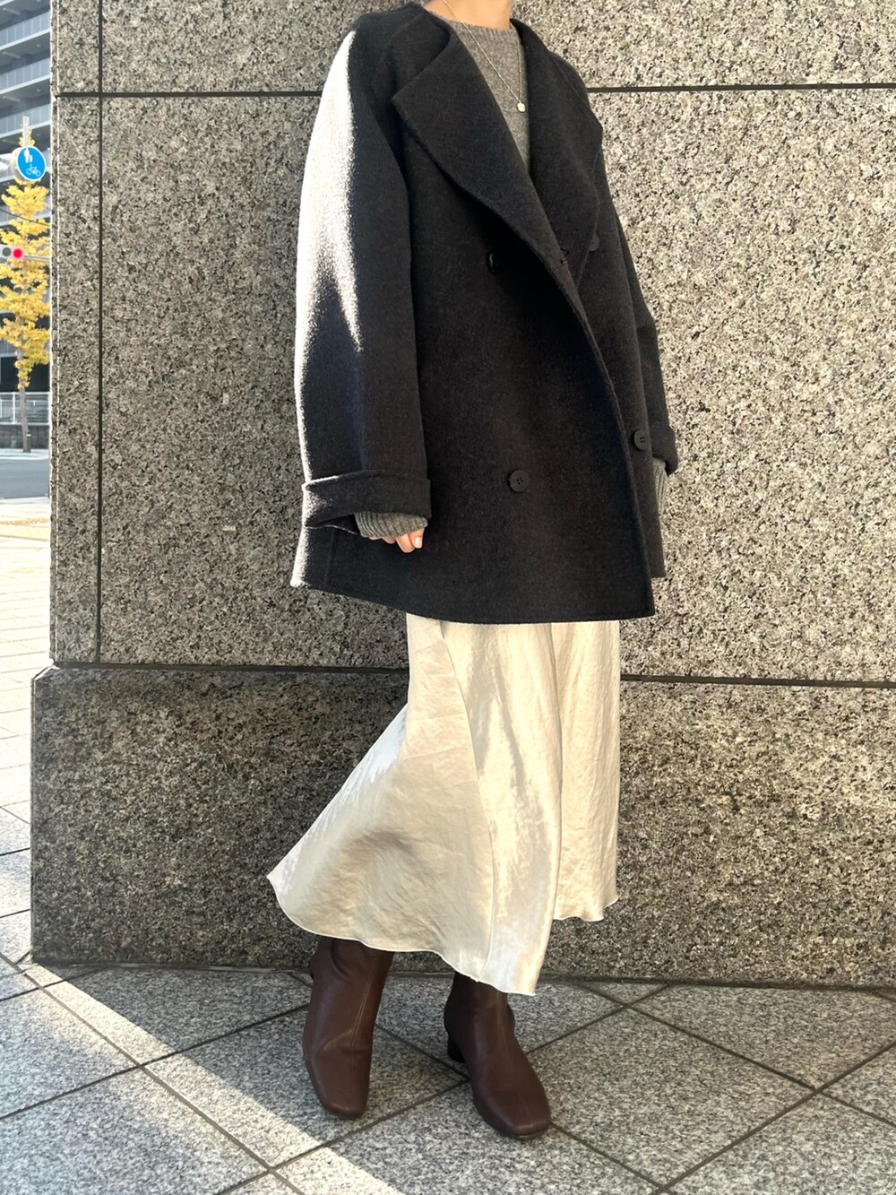「真冬のあったかスタイル、お出かけコーデ、プチプラコーデ、大人かわいい、サテンスカート、ブーツ、ブーツコーデ、プチプラ、プチプラミックス、SESTO」｜「SESTOのローヒールスリムストレッチショートブーツ（ブーツ、ブラウン系）」を使った、靴屋の人さん（レディース・158cm）の冬コーディネートの2枚目の写真