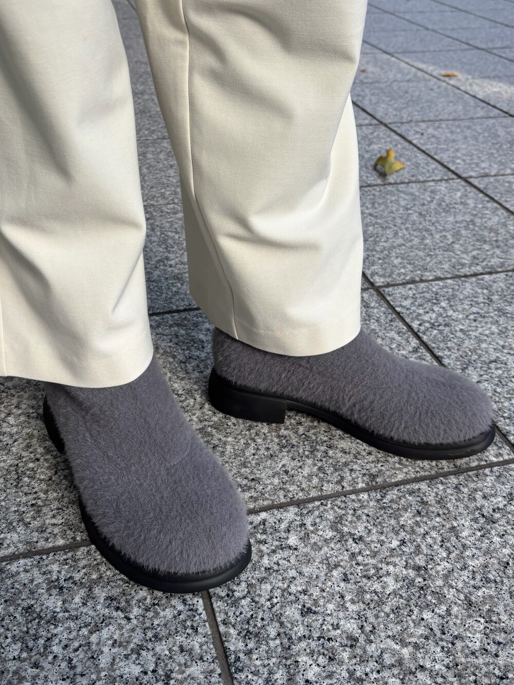 グレー系のブーツを着用したレディースの冬コーディネートの2枚目の写真