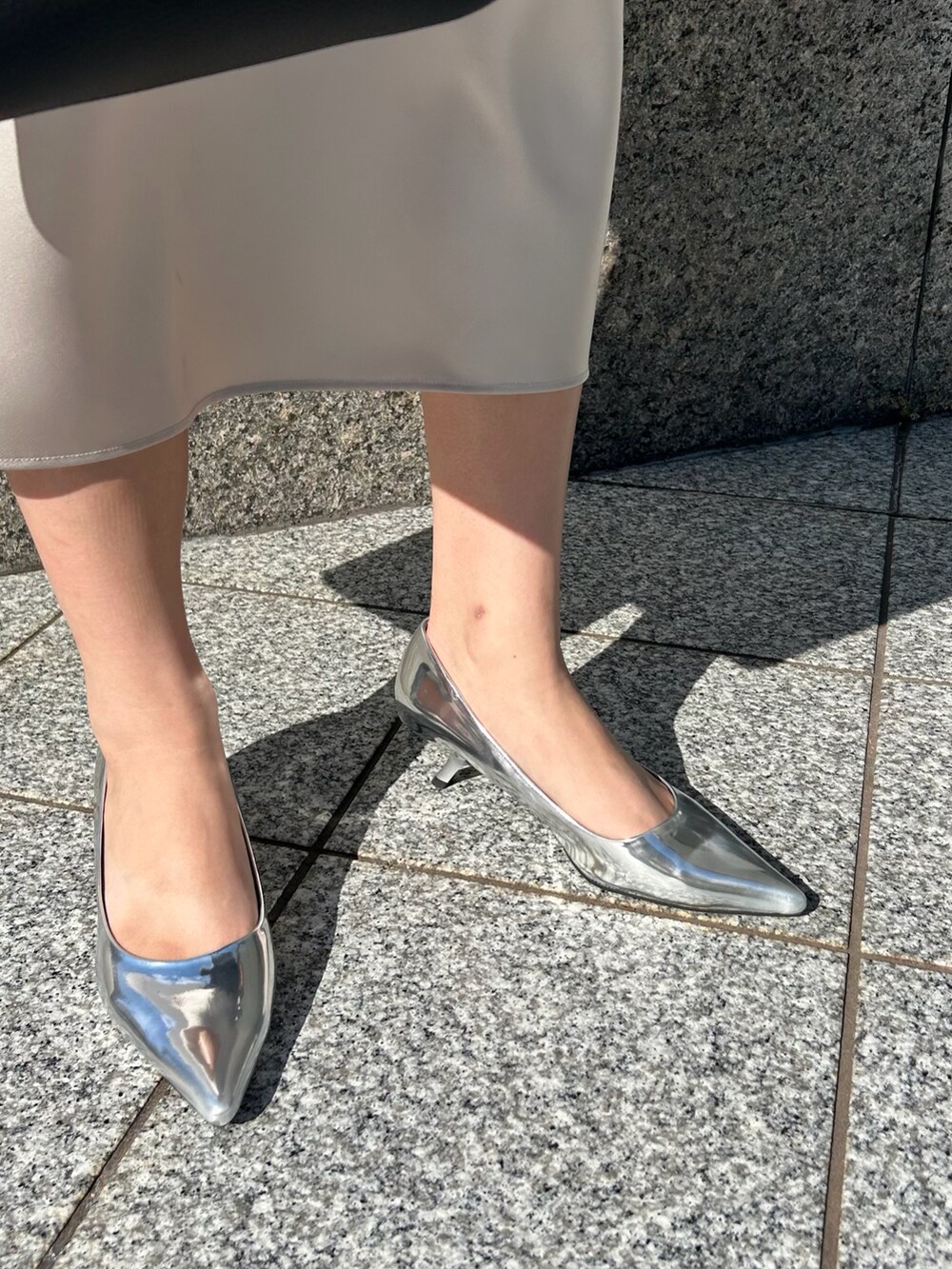 シルバー系のパンプスを着用したレディースの秋コーディネートの4枚目の写真