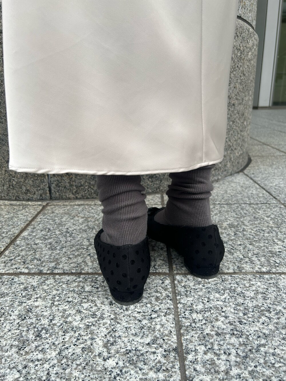 シルバー系のパンプスを着用したレディースの秋コーディネートの3枚目の写真