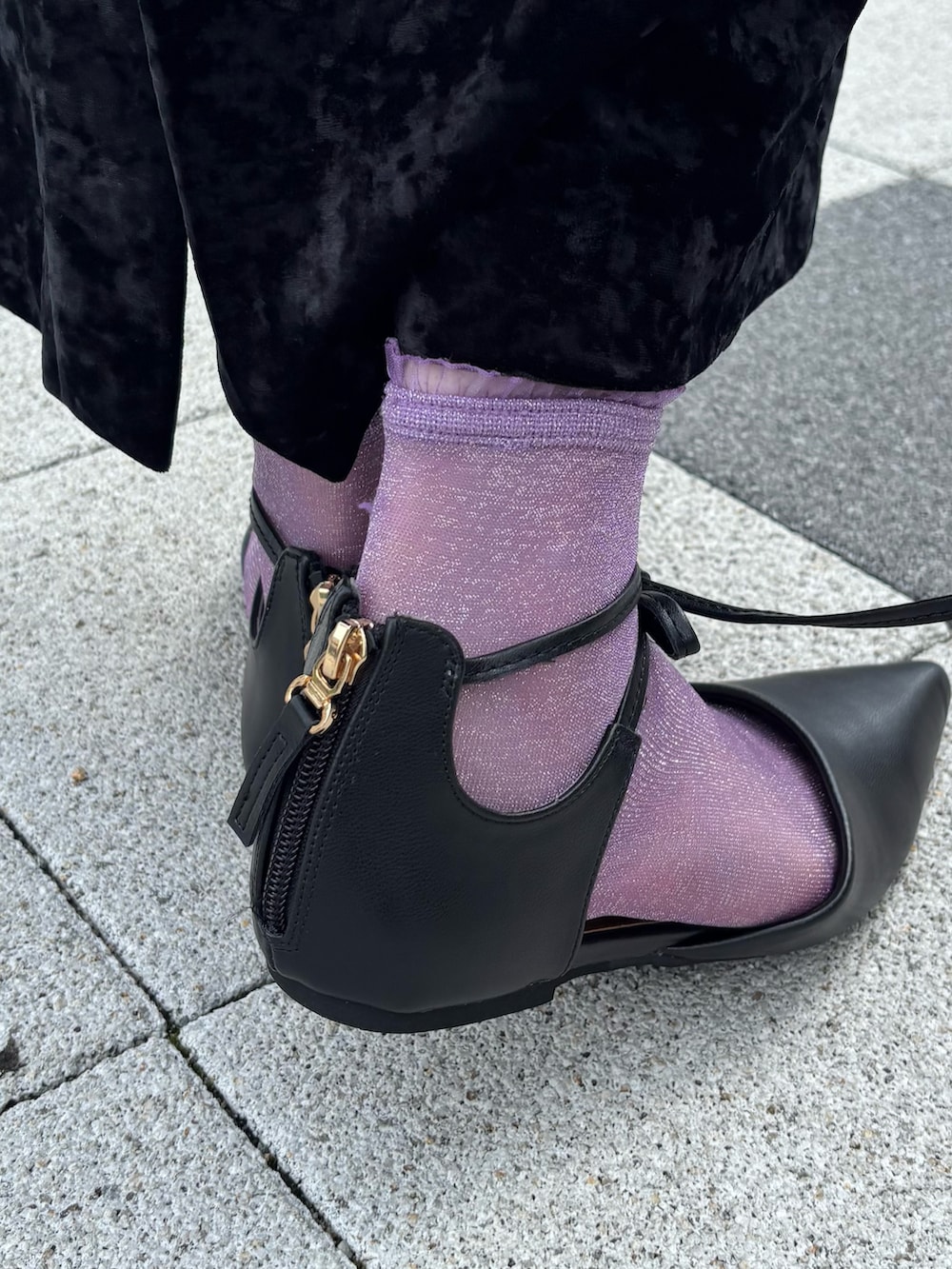 ブラック系のパンプスを着用したレディースの秋コーディネートの3枚目の写真