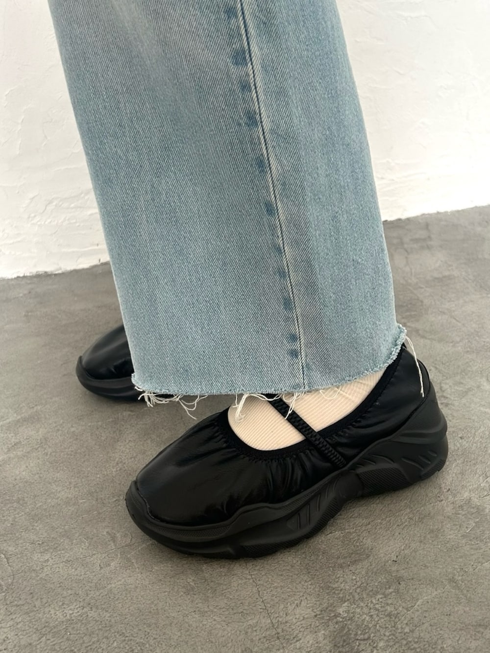 「真冬のあったかスタイル、シンプルスタイル、大人コーデ、ニット/セーター、デニム、デニムコーデ、シルバーシューズ、メリージェーン、プチプラ、プチプラコーデ」｜「SESTOのゴムストラップマシュマロフィット厚底メリージェーンスニーカー（スニーカー、ブラック系）」を使った、靴屋の人さん（レディース・158cm）の冬コーディネートの3枚目の写真