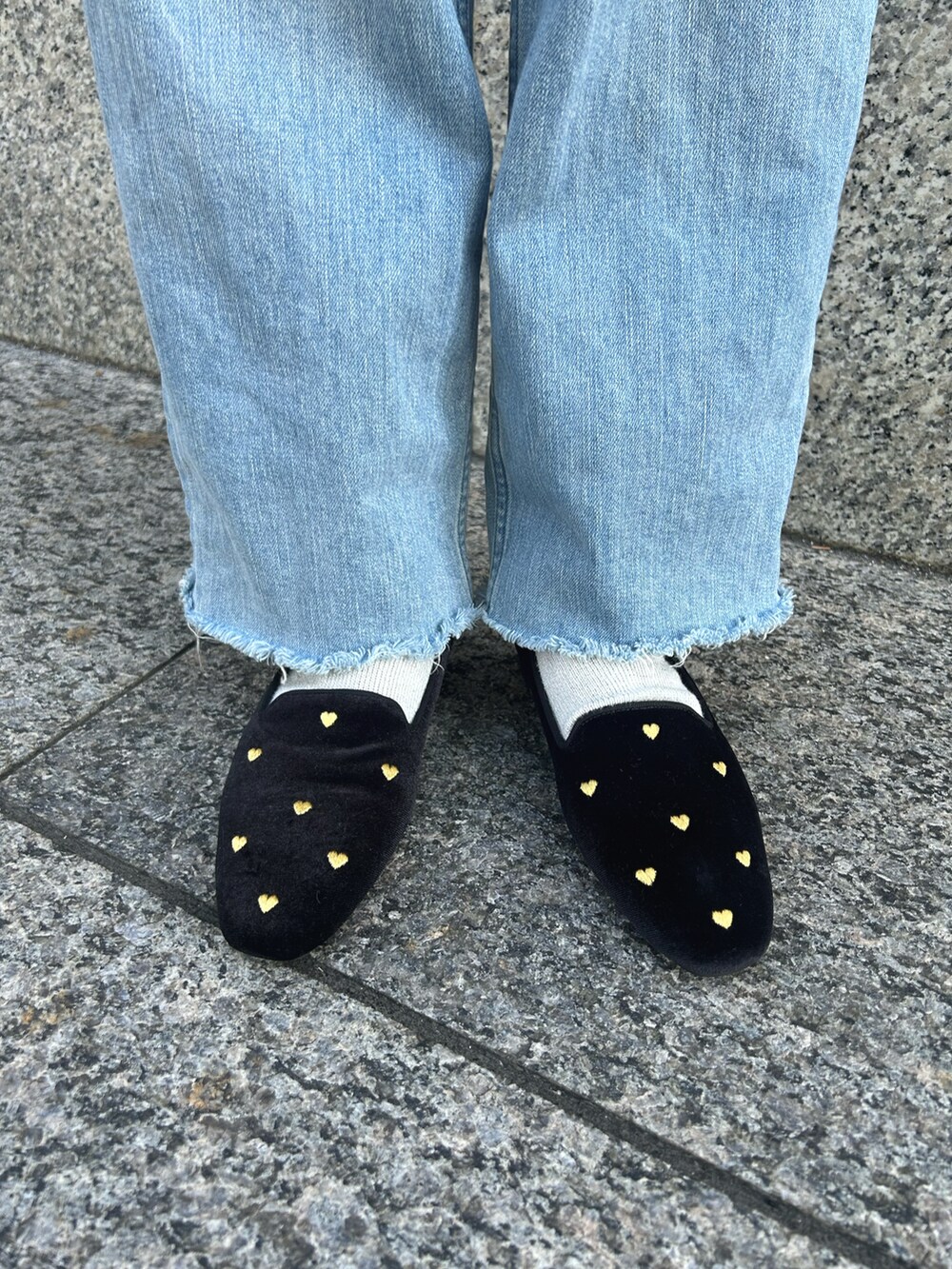 ブラック系のローファーを着用したレディースの秋コーディネートの2枚目の写真