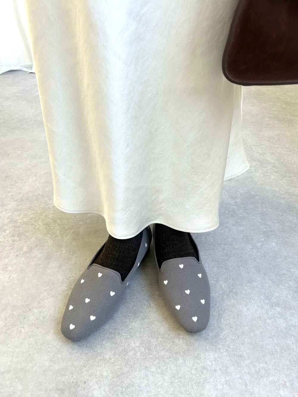 「SESTOのハート刺繍ローファーパンプス　/ｒ（ローファー、グレー系）」を使った、靴屋の人さん（レディース・158cm）の春コーディネートの2枚目の写真