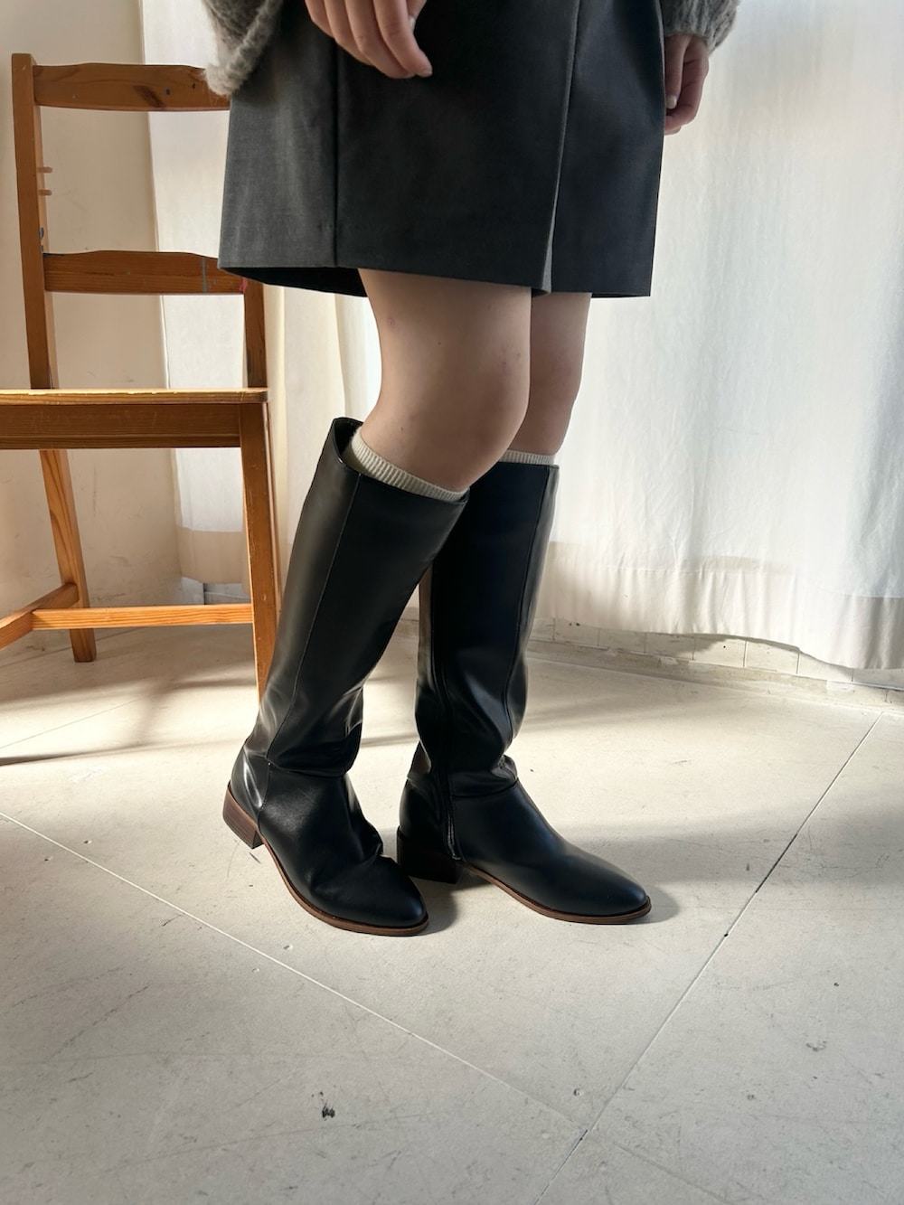 「ロングブーツ、ロングブーツコーデ、シンプルコーデ、オトナカジュアル、シンプルスタイル、ショートパンツ、お出かけコーデ、SESTO」｜「SESTOのウッドヒールのジョッパーズロングブーツ（ブーツ、ブラック系）」を使った、靴屋の人さん（レディース・158cm）の冬コーディネートの4枚目の写真