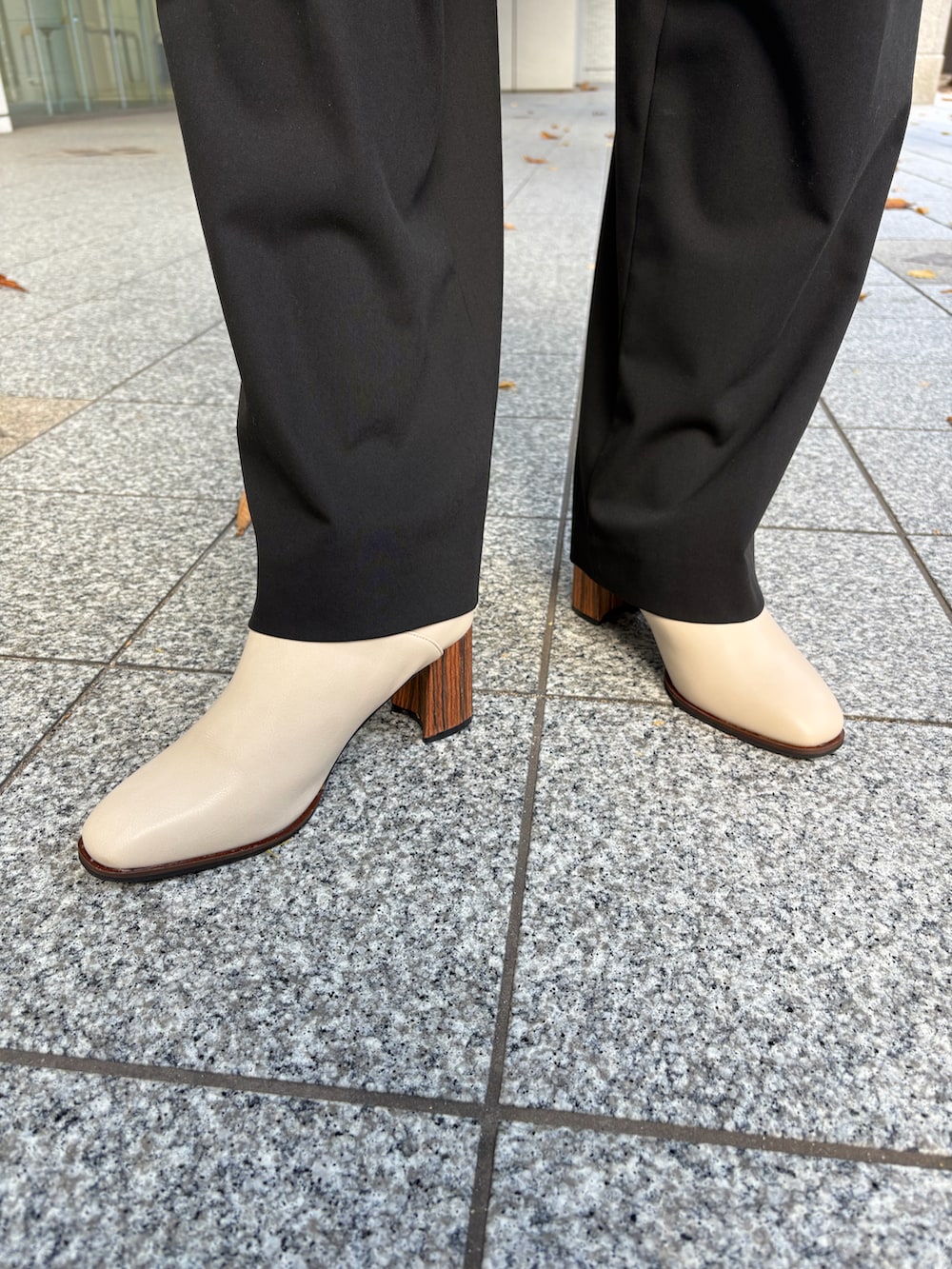 ホワイト系のブーツを着用したレディースの冬コーディネートの3枚目の写真