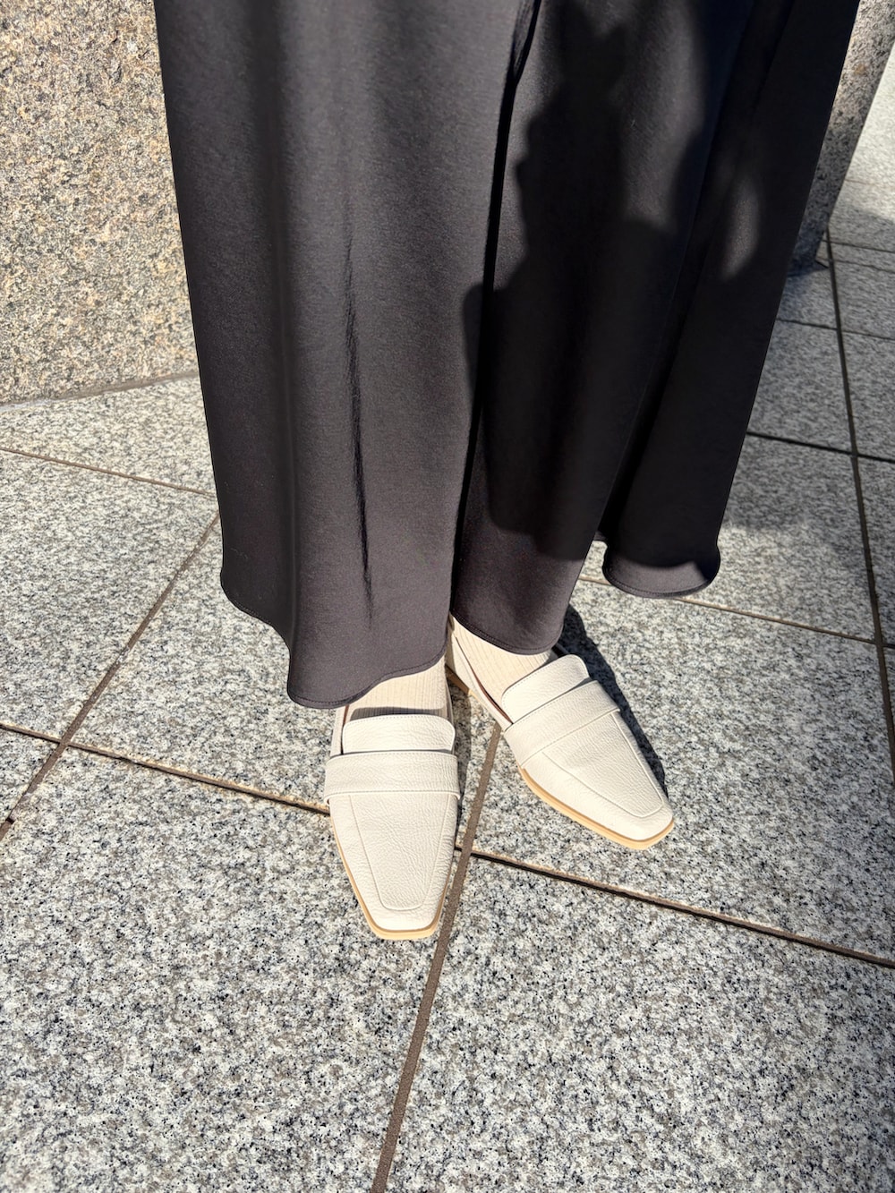 ホワイト系のローファーを着用したレディースの冬コーディネートの2枚目の写真