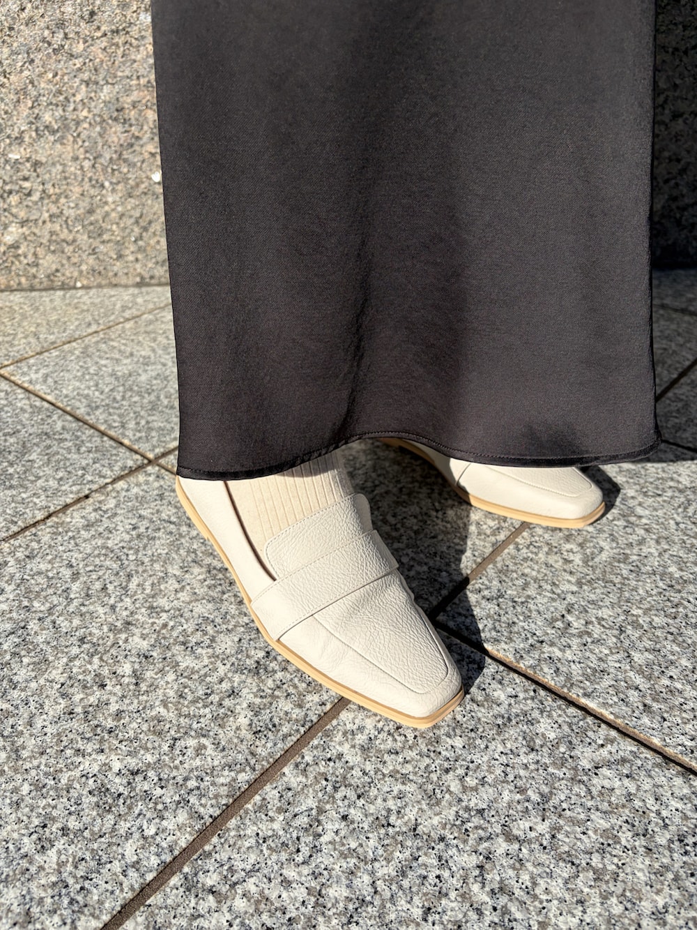 ホワイト系のローファーを着用したレディースの冬コーディネートの4枚目の写真