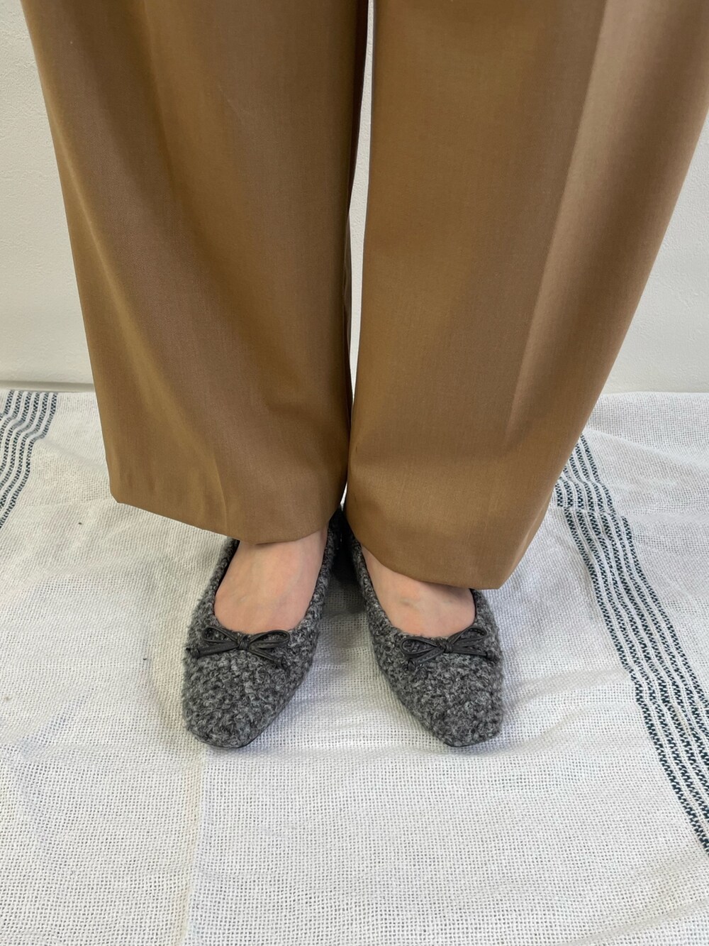 グレー系のパンプスを着用したレディースの春コーディネートの2枚目の写真