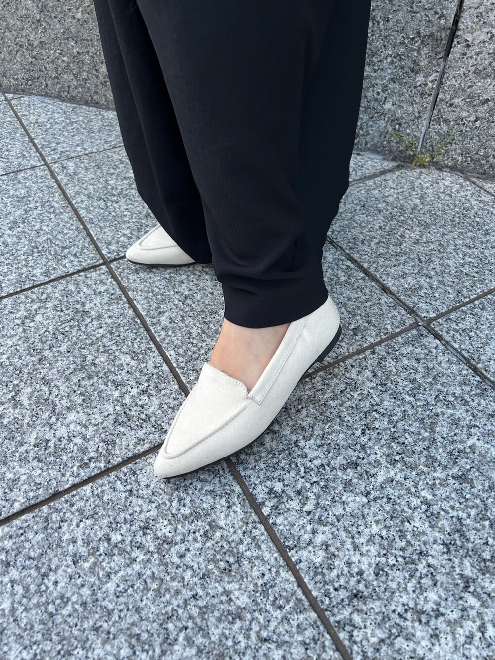 ホワイト系のパンプスを着用したレディースの秋コーディネートの3枚目の写真