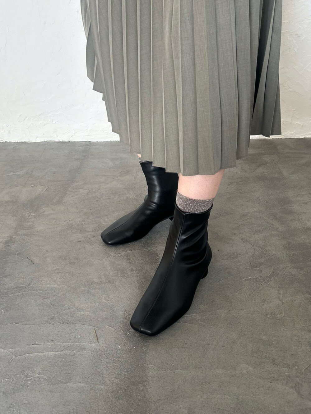 「ローヒール、ブーツ、ブーツスタイル、ストレッチブーツ、プリーツスカート、黒ブーツ、おでかけコーデ、シンプルコーデ、大人女子、冬のコーデ、プチプラコーデ」｜「SESTOのローヒールスリムストレッチショートブーツ（ブーツ、ブラック系）」を使った、靴屋の人さん（レディース・158cm）の冬コーディネートの2枚目の写真