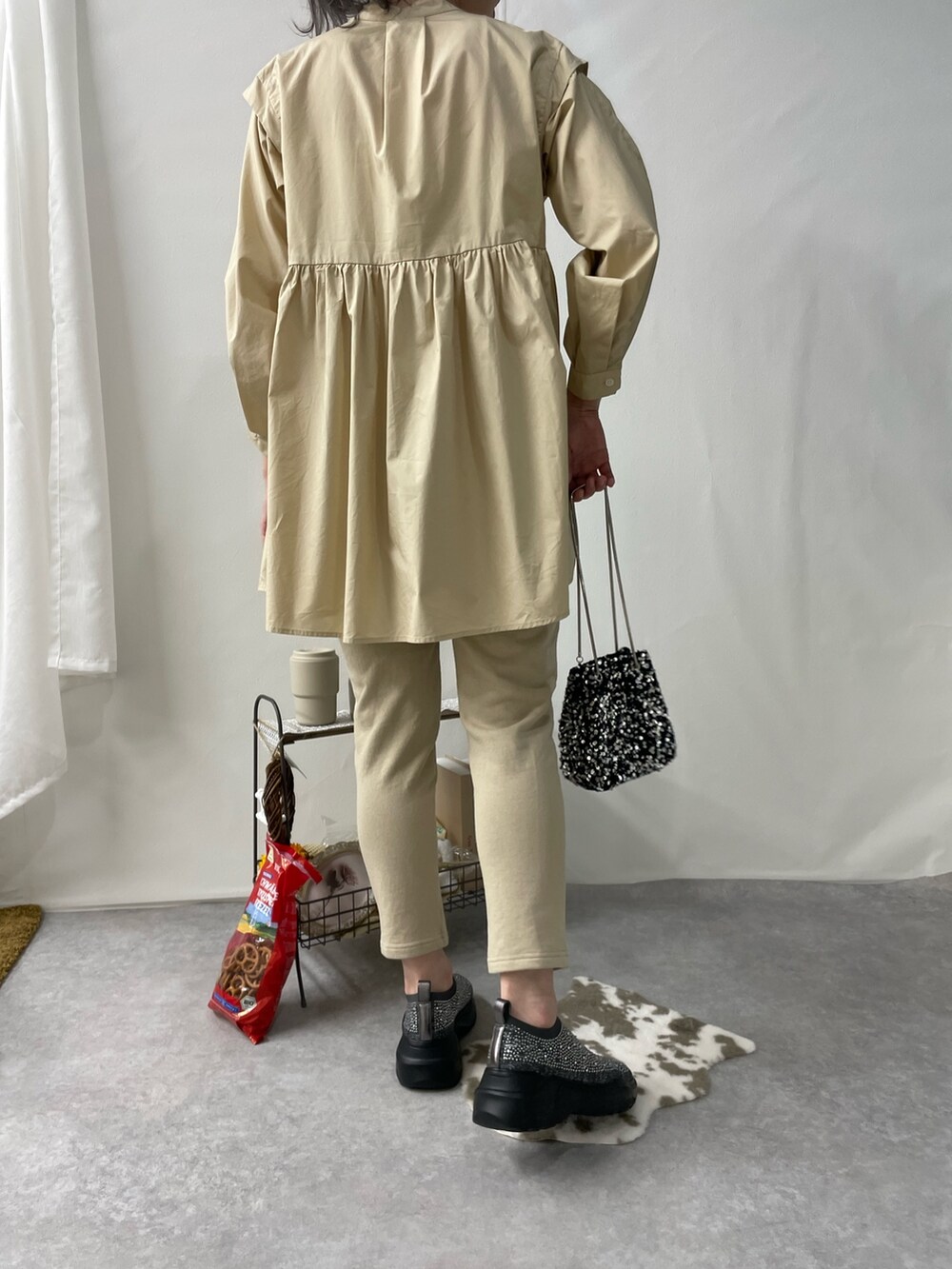 シルバー系のスニーカーを着用したレディースの冬コーディネートの2枚目の写真