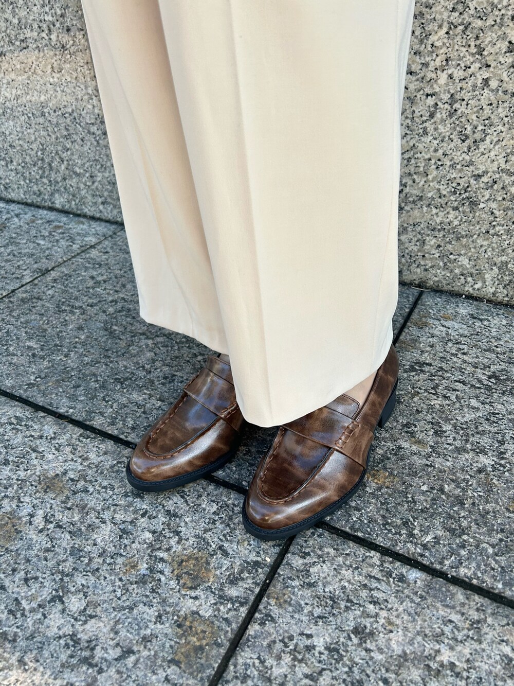 「冬コーデ、オトナカジュアル、大人可愛い、パンツスタイル、最近のいい感じコーデ、お仕事コーデ、シンプルスタイル、ローファー、ローファーコーデ、SESTO、ジャケット、ジャケットスタイル」｜「SESTOのステッチローファー（ローファー、ブラウン系）」を使った、靴屋の人さん（レディース・158cm）の冬コーディネートの3枚目の写真