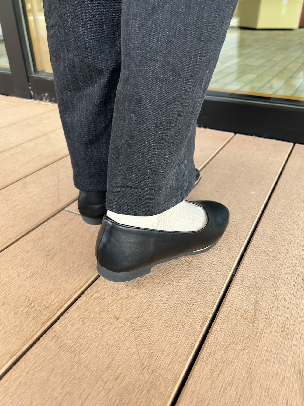 「プチプラ、パンプス、SESTO、sestoコーデ、プチプラコーデ、ペタンコ靴」｜「SESTOのゴールドピーススクエアトゥフラットパンプス（パンプス、ブラック系）」を使った、靴屋の人さん（レディース・158cm）の春コーディネートの5枚目の写真