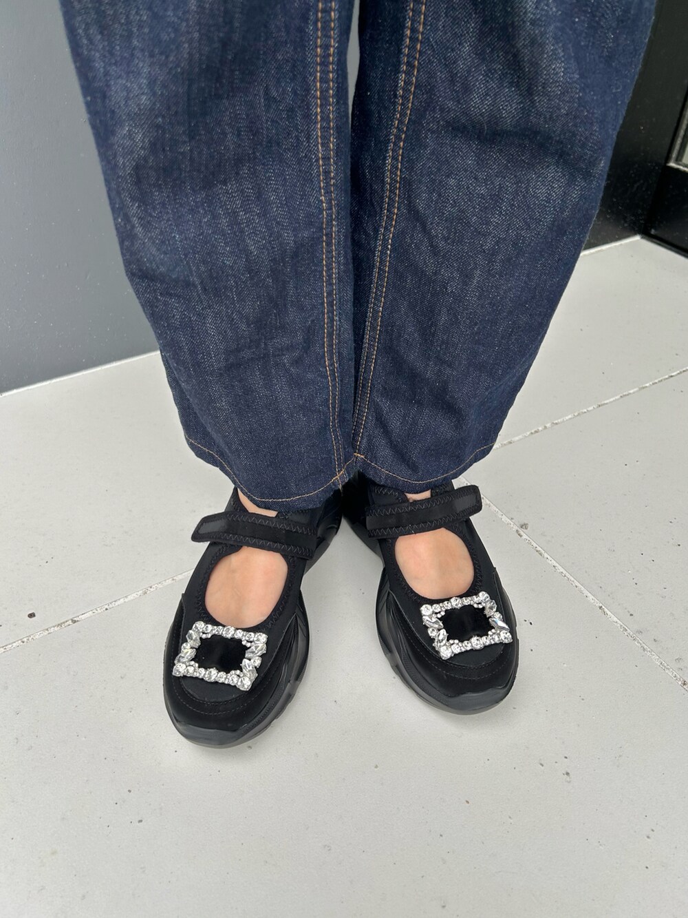 「デニム、足長効果、シューズ、ビジュー、ツイードジャケット、秋服準備はじめました、秋服、あしもと倶楽部、スニーカーコーデ、スニーカー、SESTO、プチプラコーデ、プチプラ」｜「SESTOのダブルビジューメリージェーン厚底スニーカー（スニーカー、ブラック系）」を使った、靴屋の人さん（レディース・158cm）の秋コーディネートの2枚目の写真