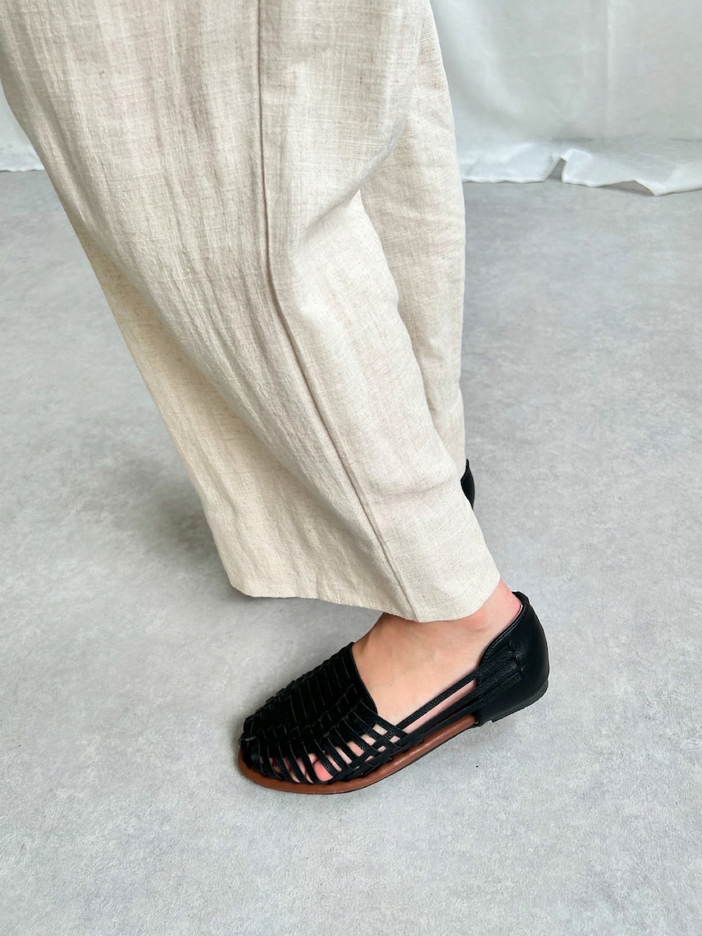 「サンダル、夏コーデ、Tシャツ、グルカサンダル、セスト(SESTO)、プチプラ」｜「SESTOの柔らか編み込みメッシュのグルカサンダル　/ｒ（サンダル、ブラック系）」を使った、靴屋の人さん（レディース・158cm）の春コーディネートの2枚目の写真