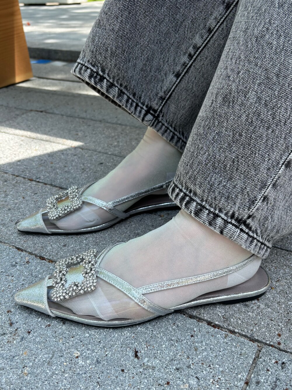 「ビジュー、サンダル、クリアサンダル、デニム、プチプラ」｜「SESTOのビジュー付きクリアサンダル（サンダル、シルバー系）」を使った、靴屋の人さん（レディース・158cm）の春コーディネートの3枚目の写真